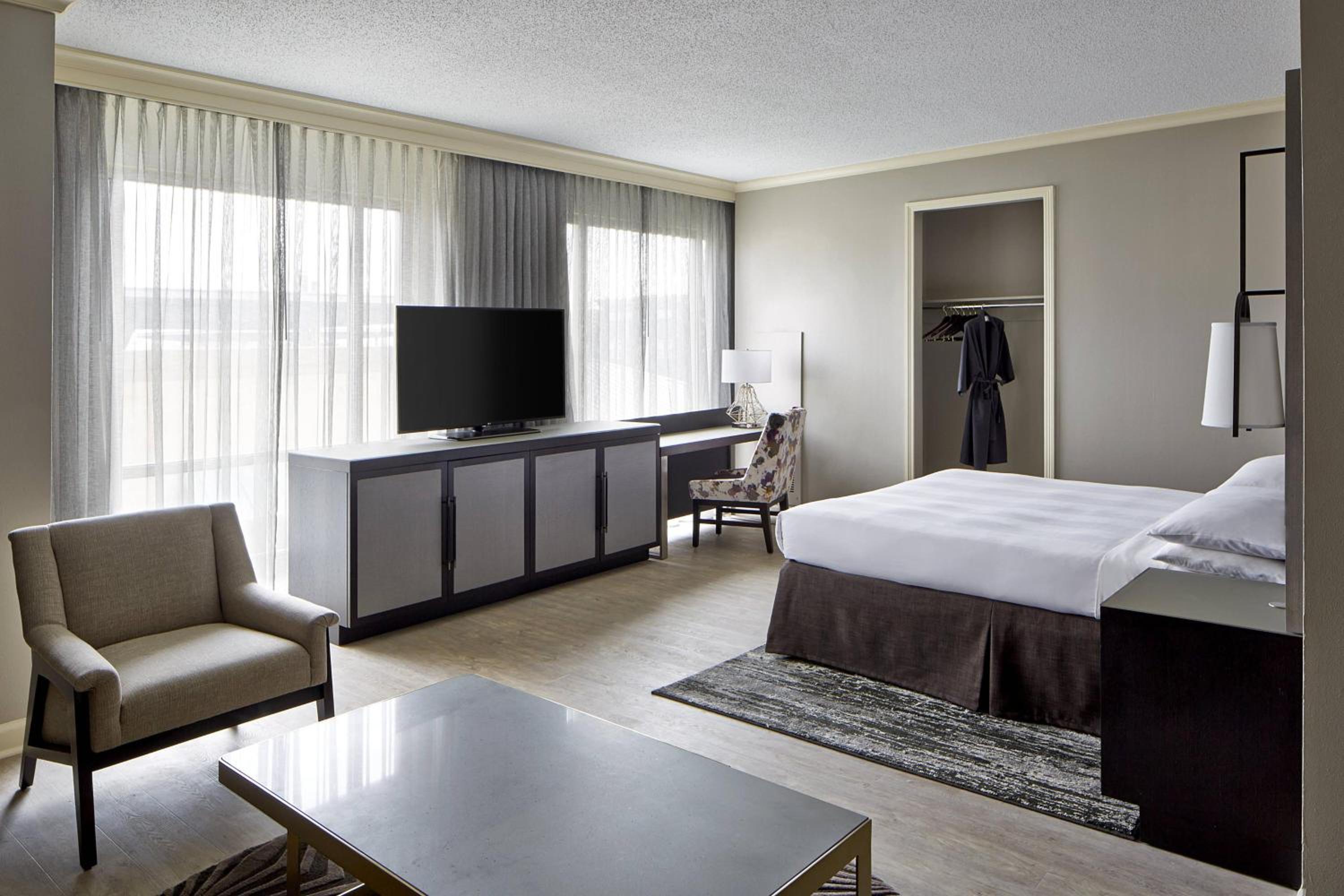 One-Bedroom King Studio Suite with Sofa Bed - Photo 3