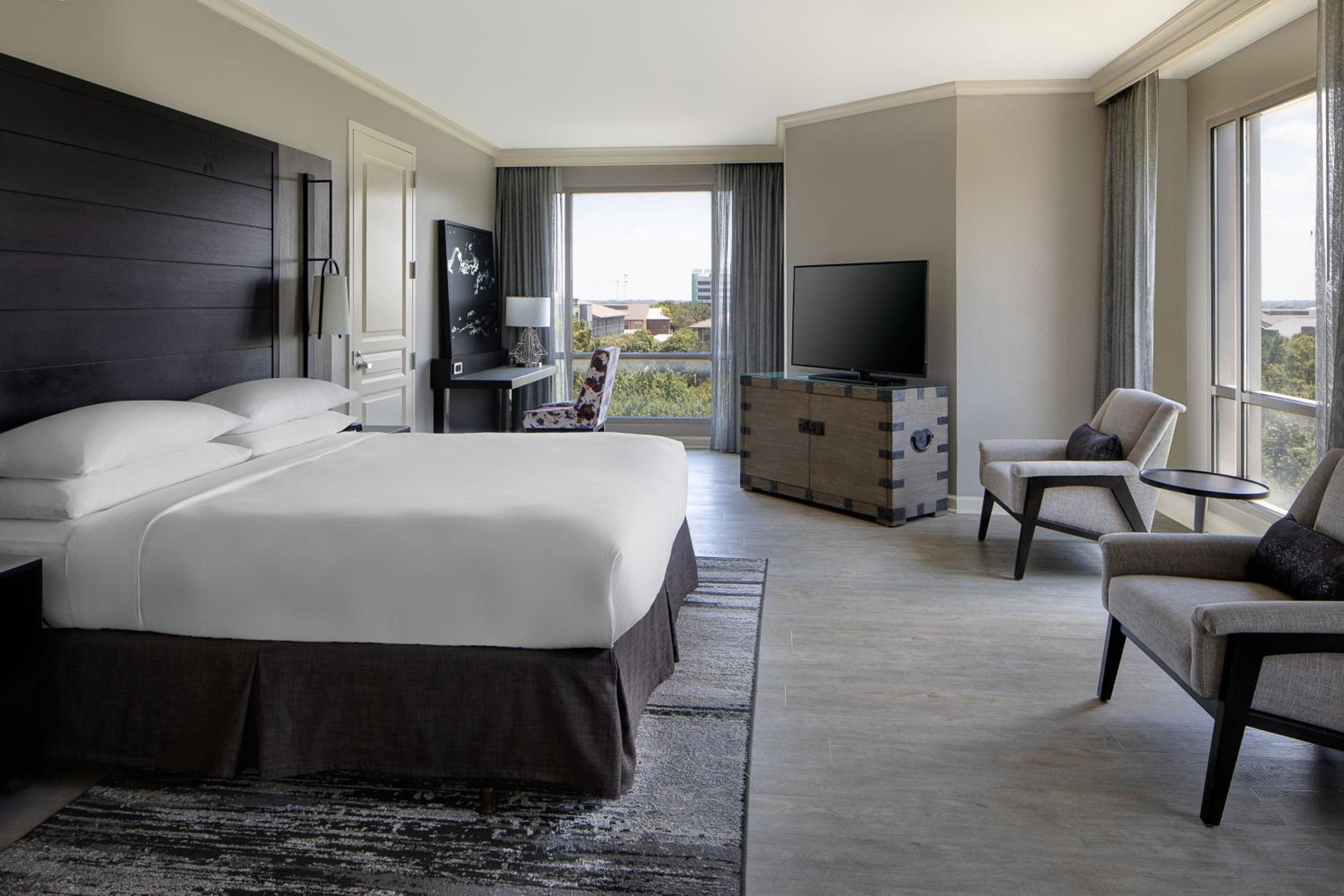 One-Bedroom Deluxe King Suite - Photo 3