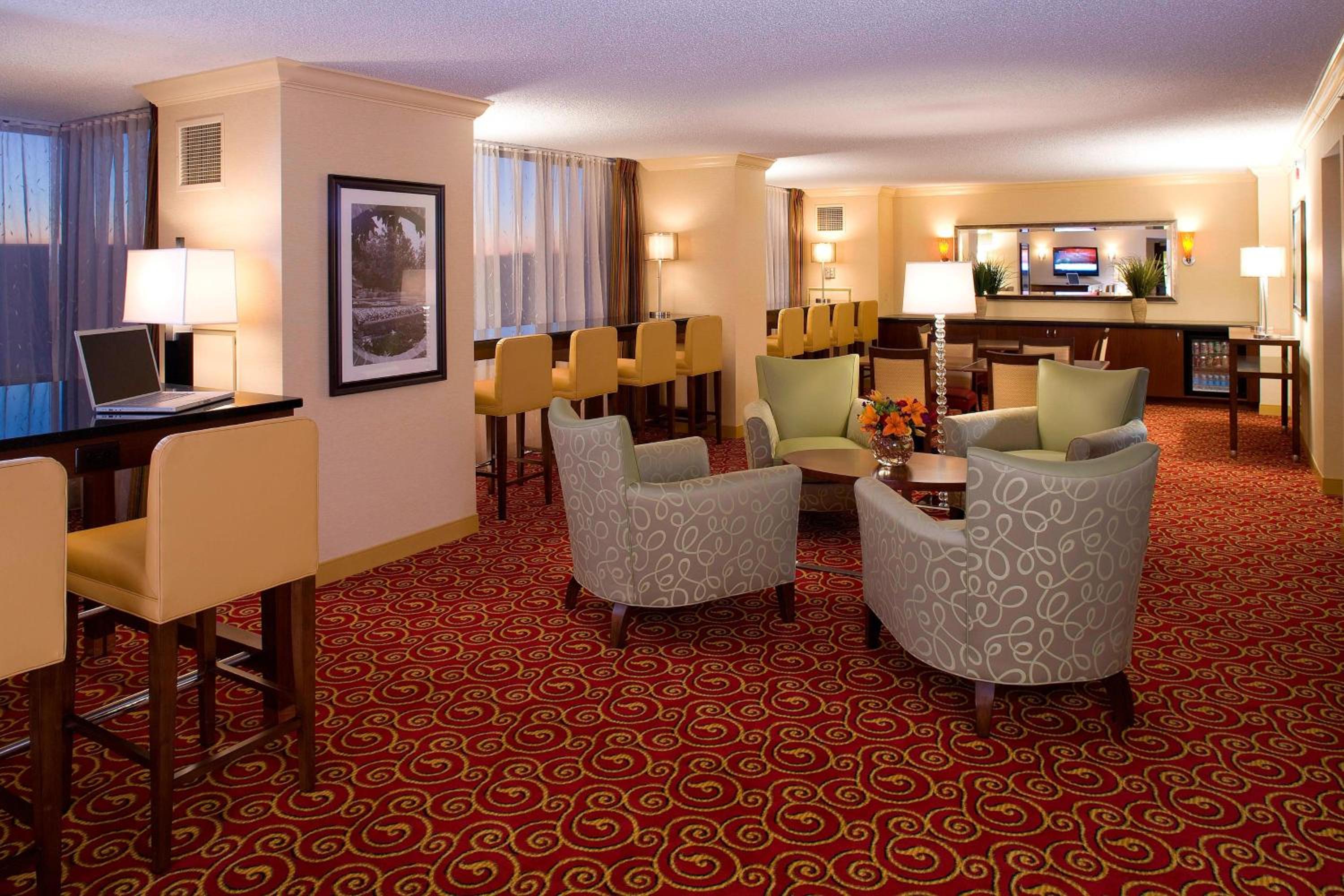 Standard Room with Club Lounge Access - Photo 8