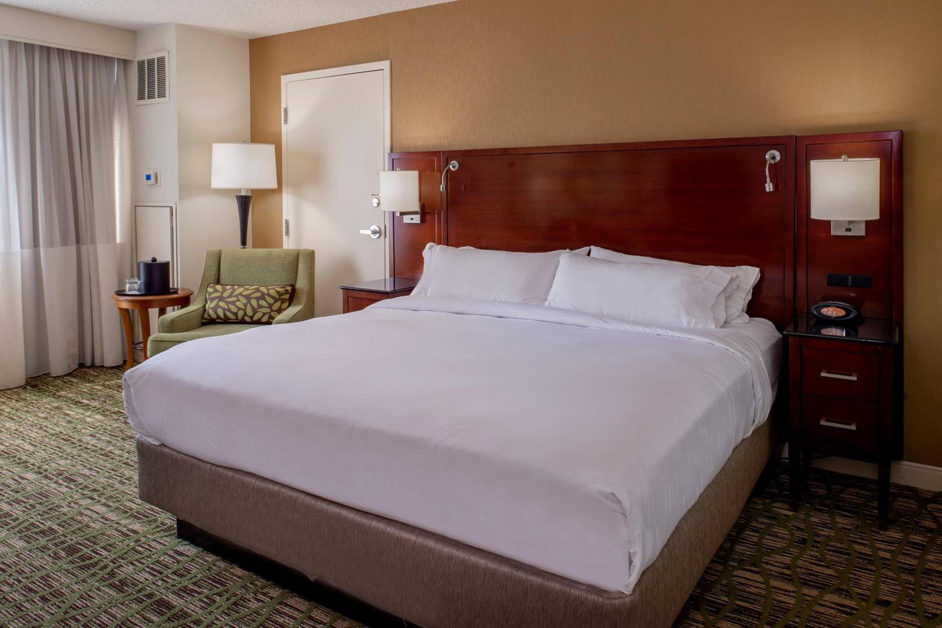 Standard Room with Club Lounge Access - Photo 9