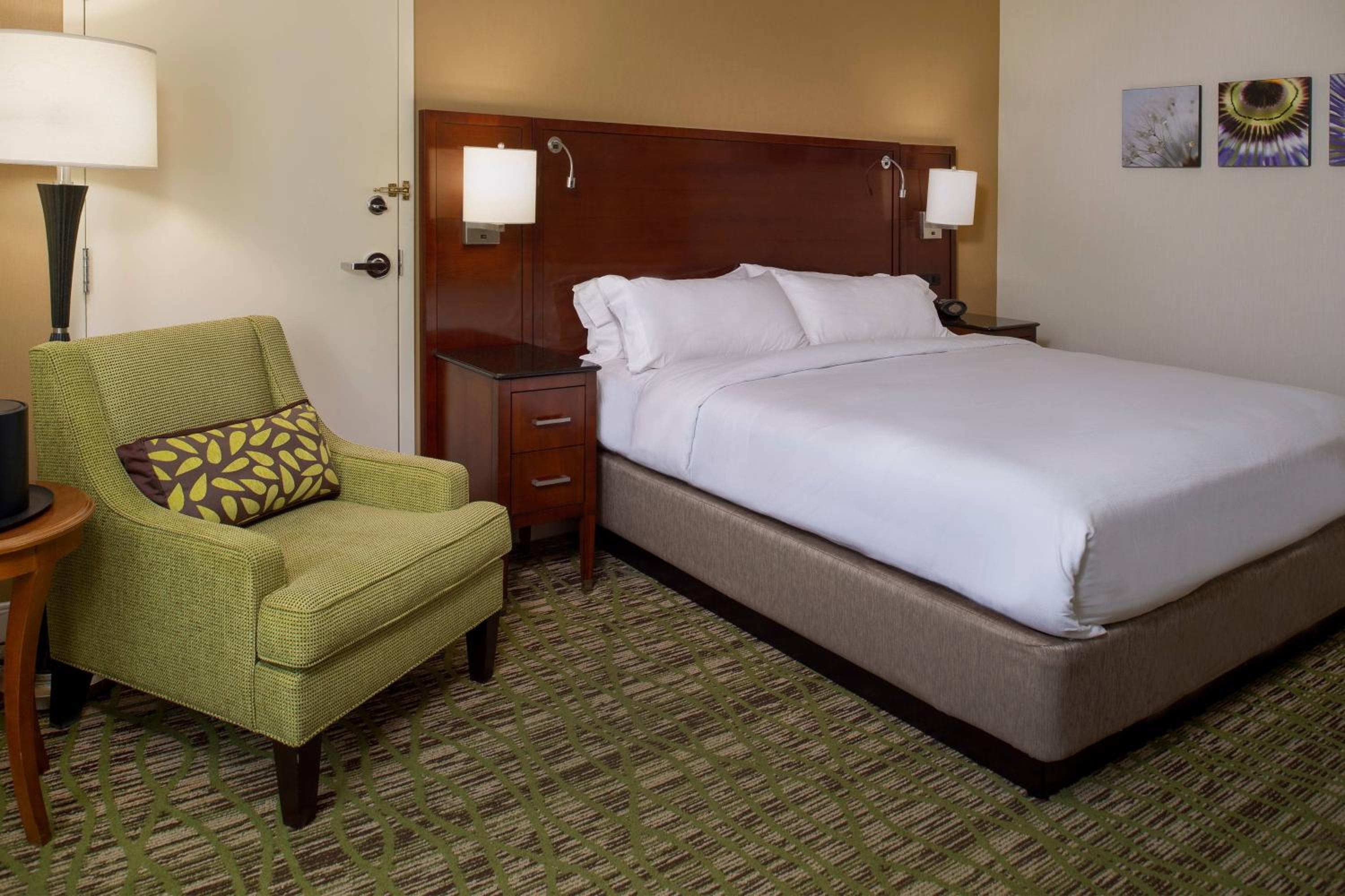Standard Room with Club Lounge Access - Photo 3