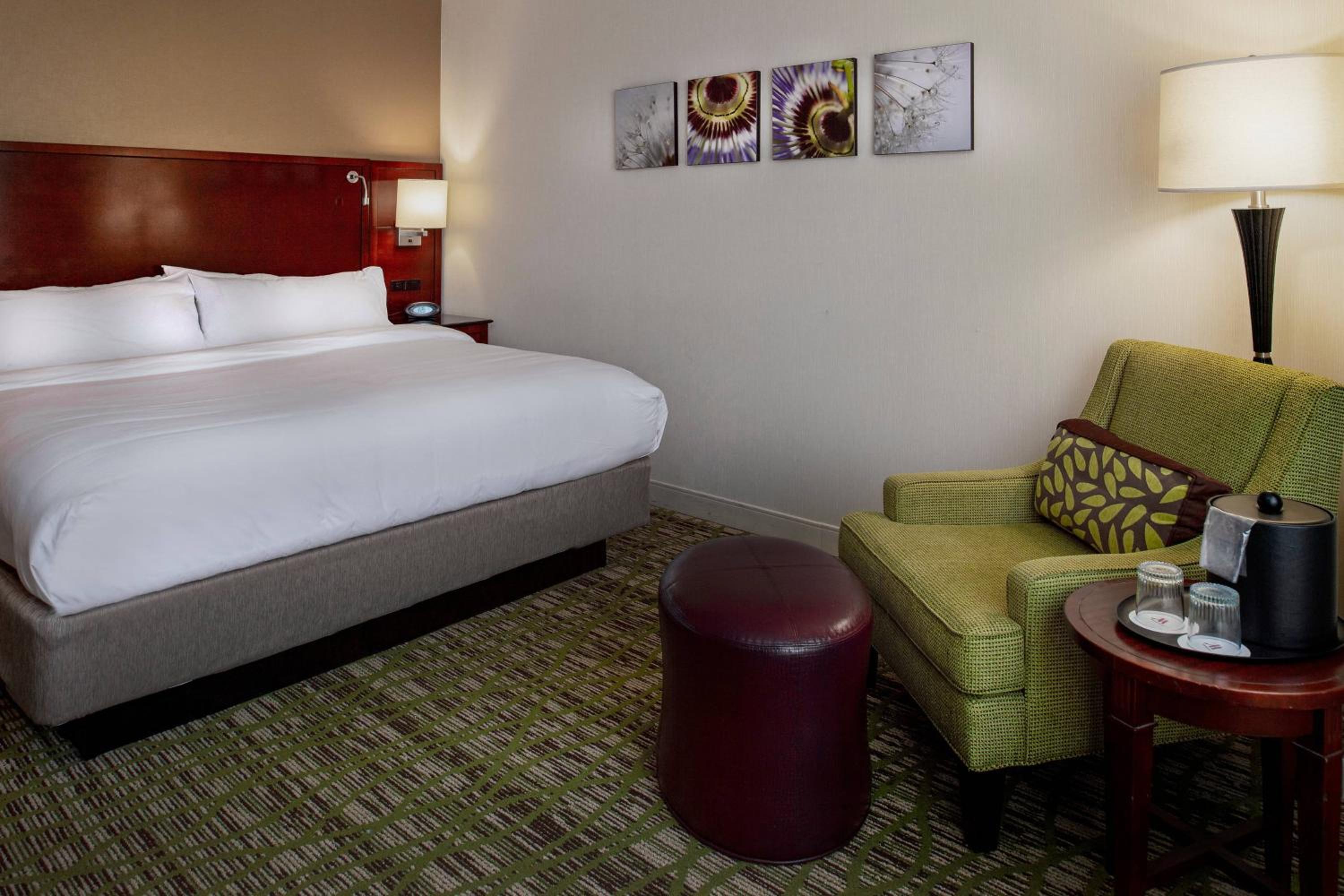 Standard Room with Club Lounge Access - Photo 10