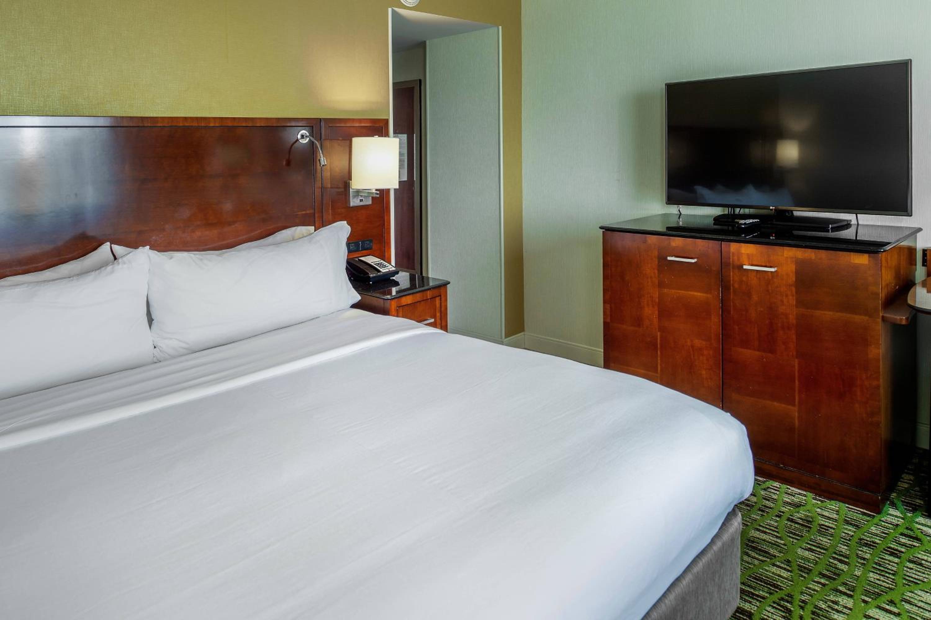 Standard Room with Club Lounge Access - Photo 6