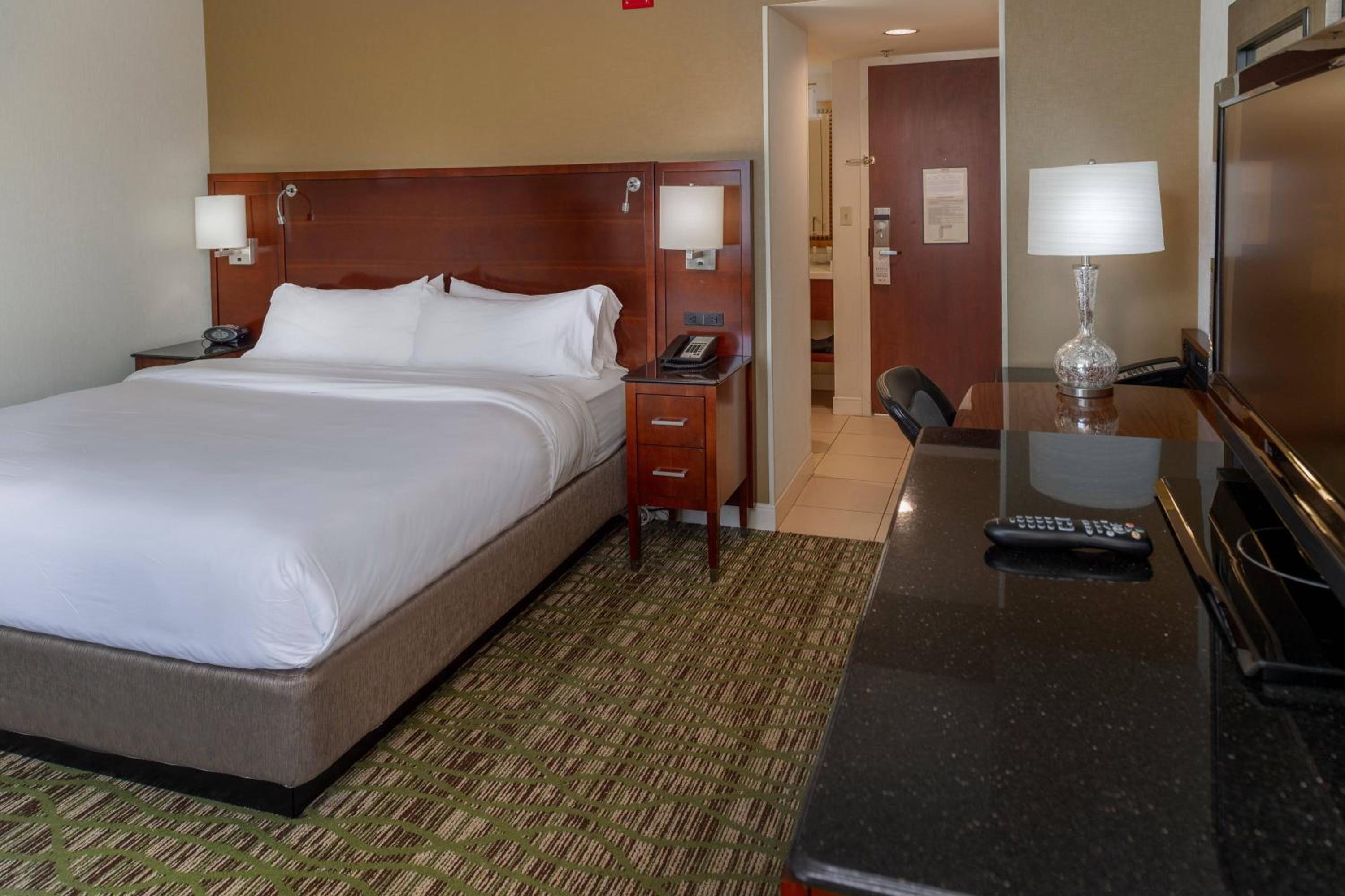 King Room with Lake View - Photo 6
