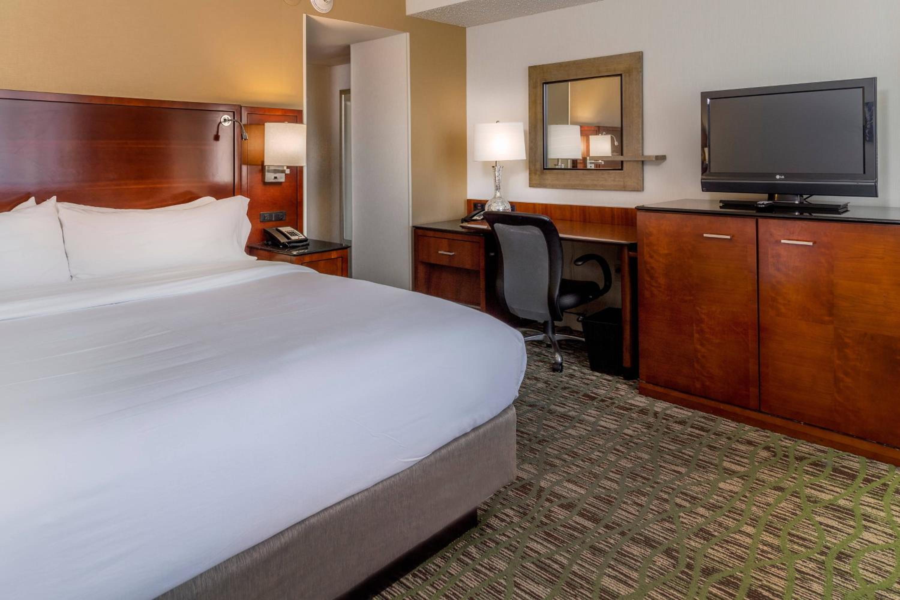 King Room with Lake View - Photo 3