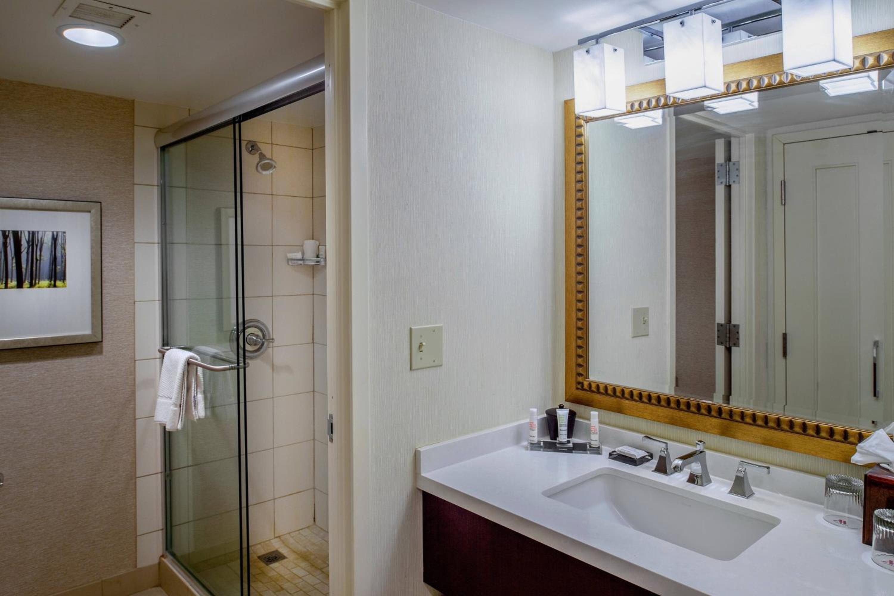 Standard Room with Club Lounge Access - Photo 7