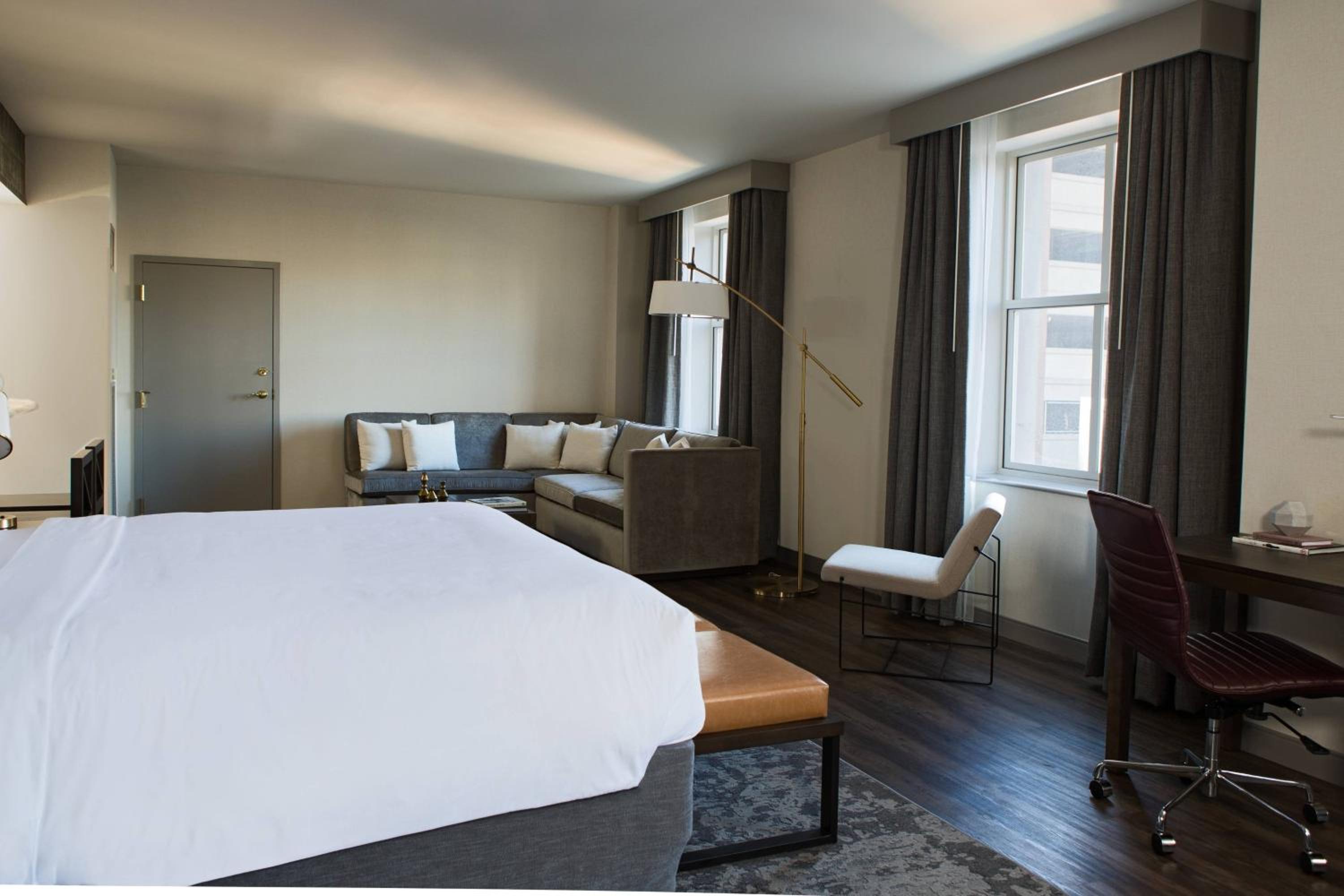 Junior King Suite - Low Floor/Mobility/Hearing Accessible with Tub