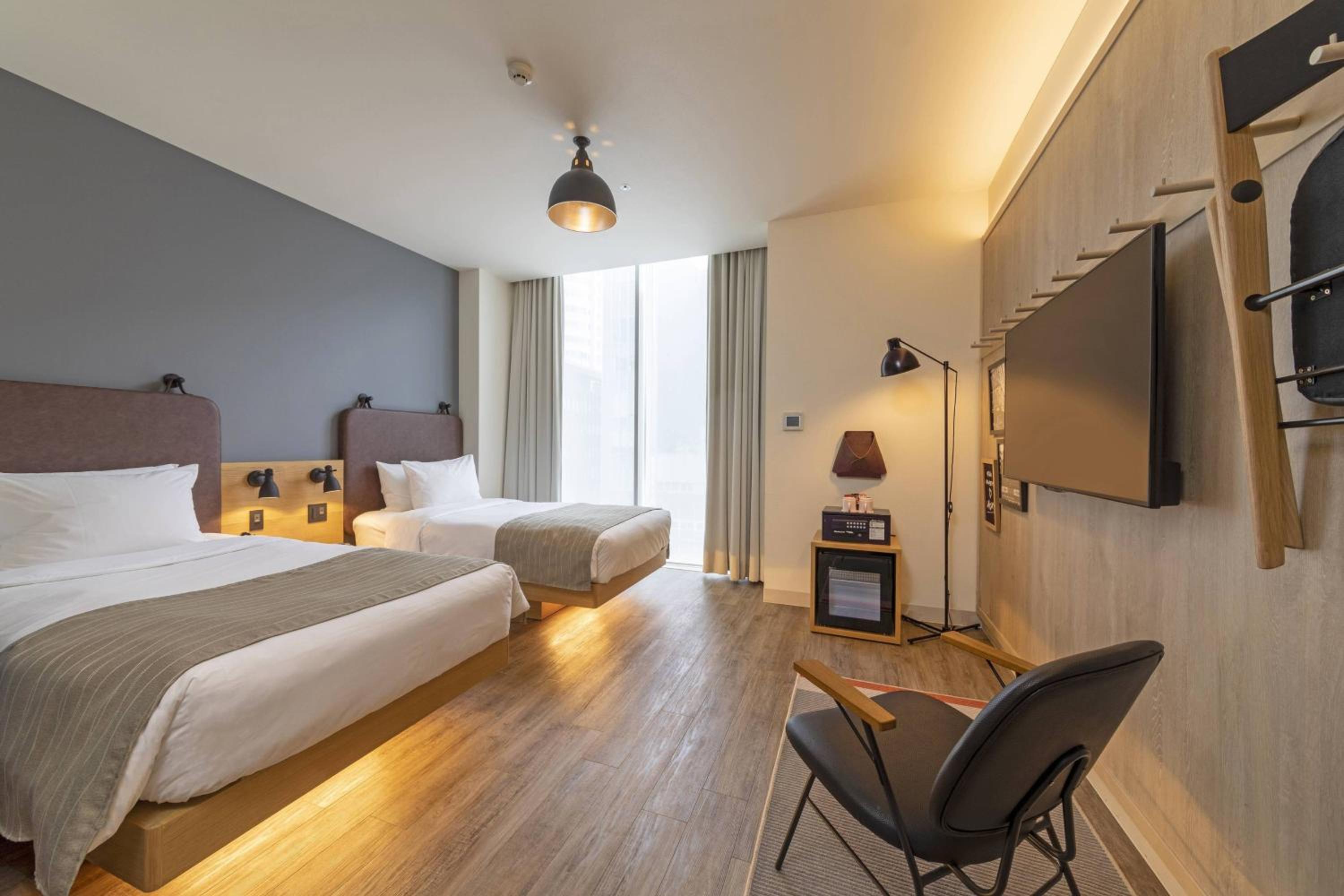 Moxy Large Premium Twin Room  photo 1