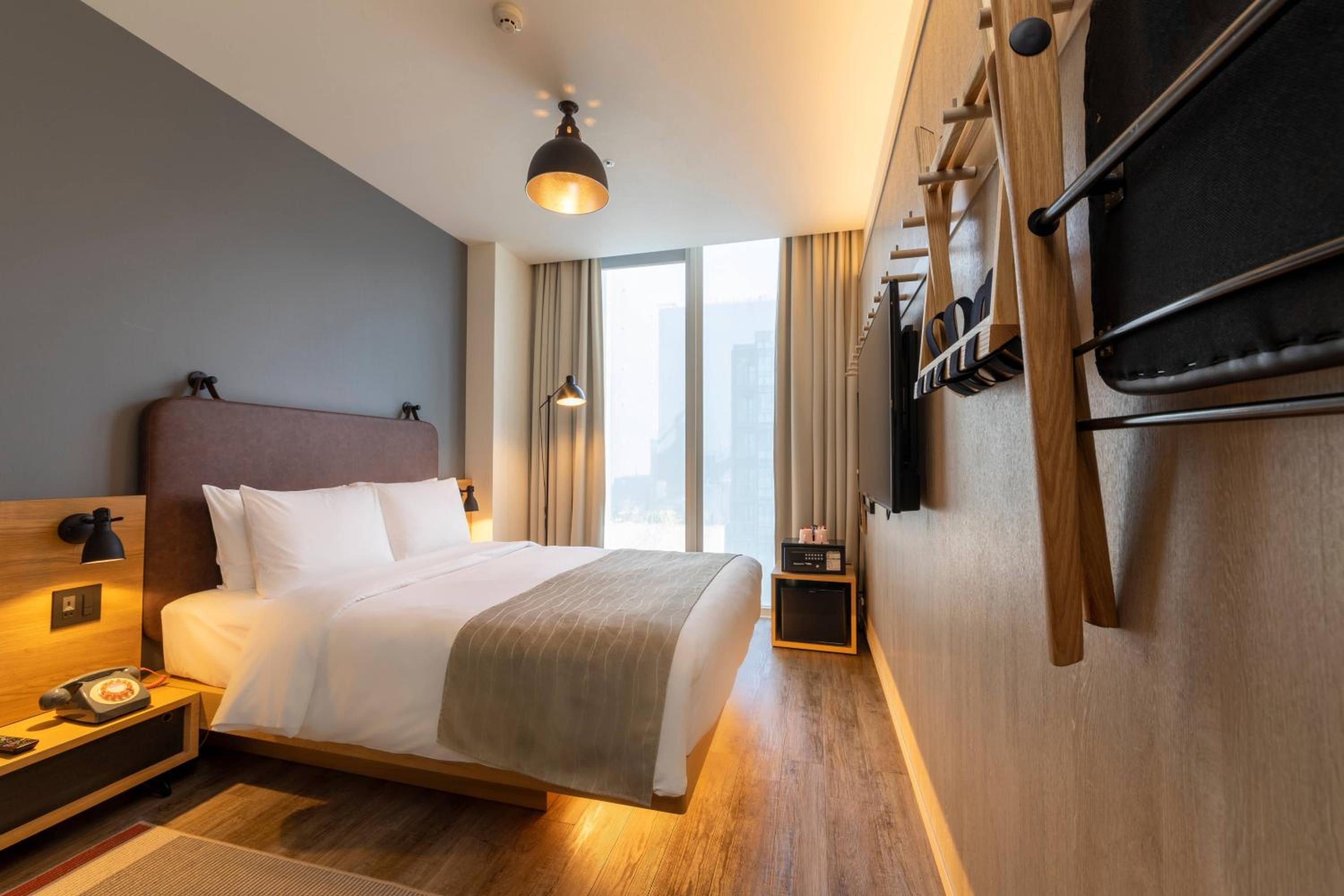 Moxy Large Sleeper Queen Room