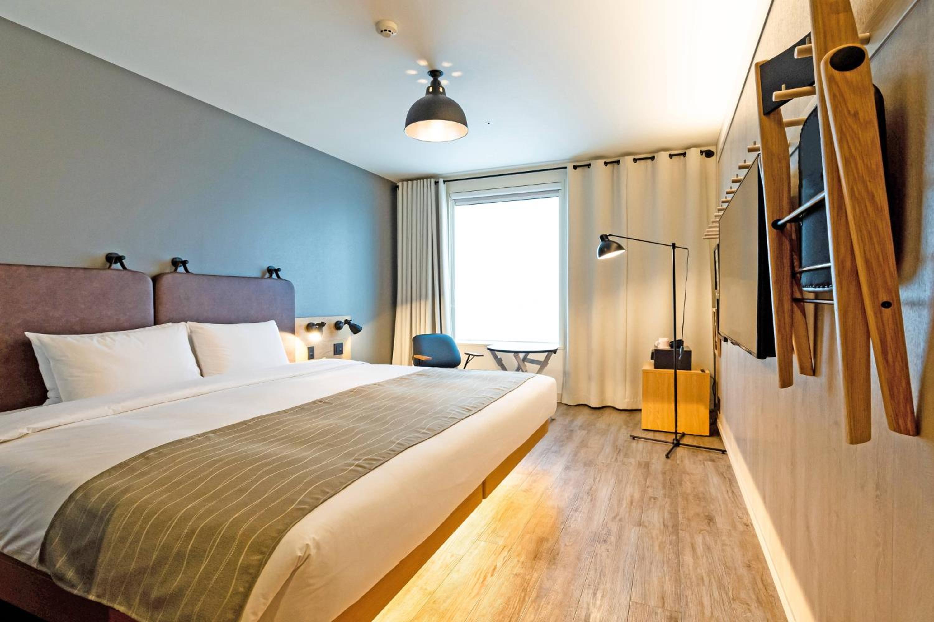 Moxy Large Sleeper King Room