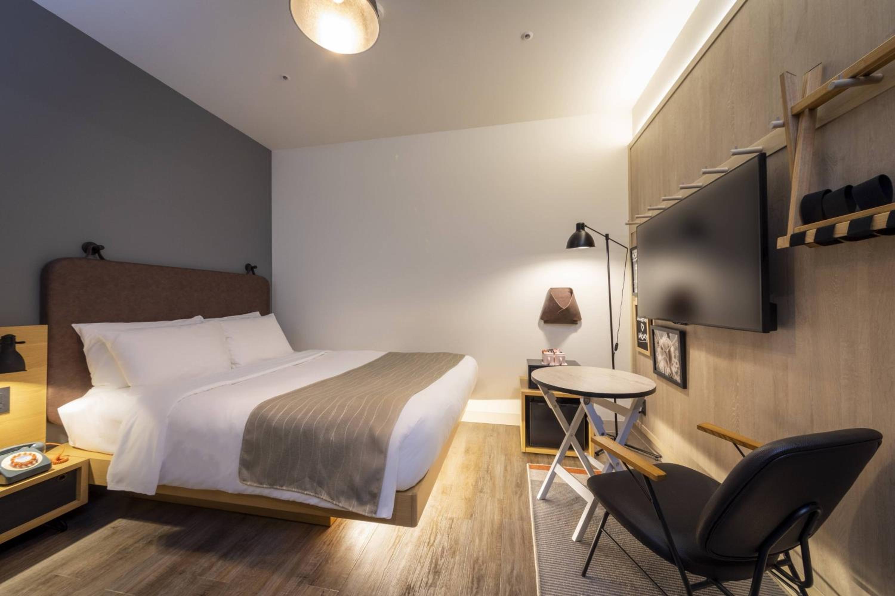 Moxy Cozy Queen Room photo 1