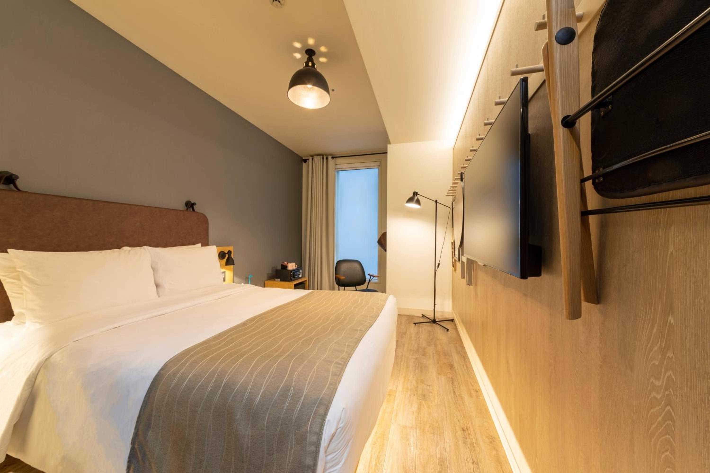 Moxy Queen Room photo 1