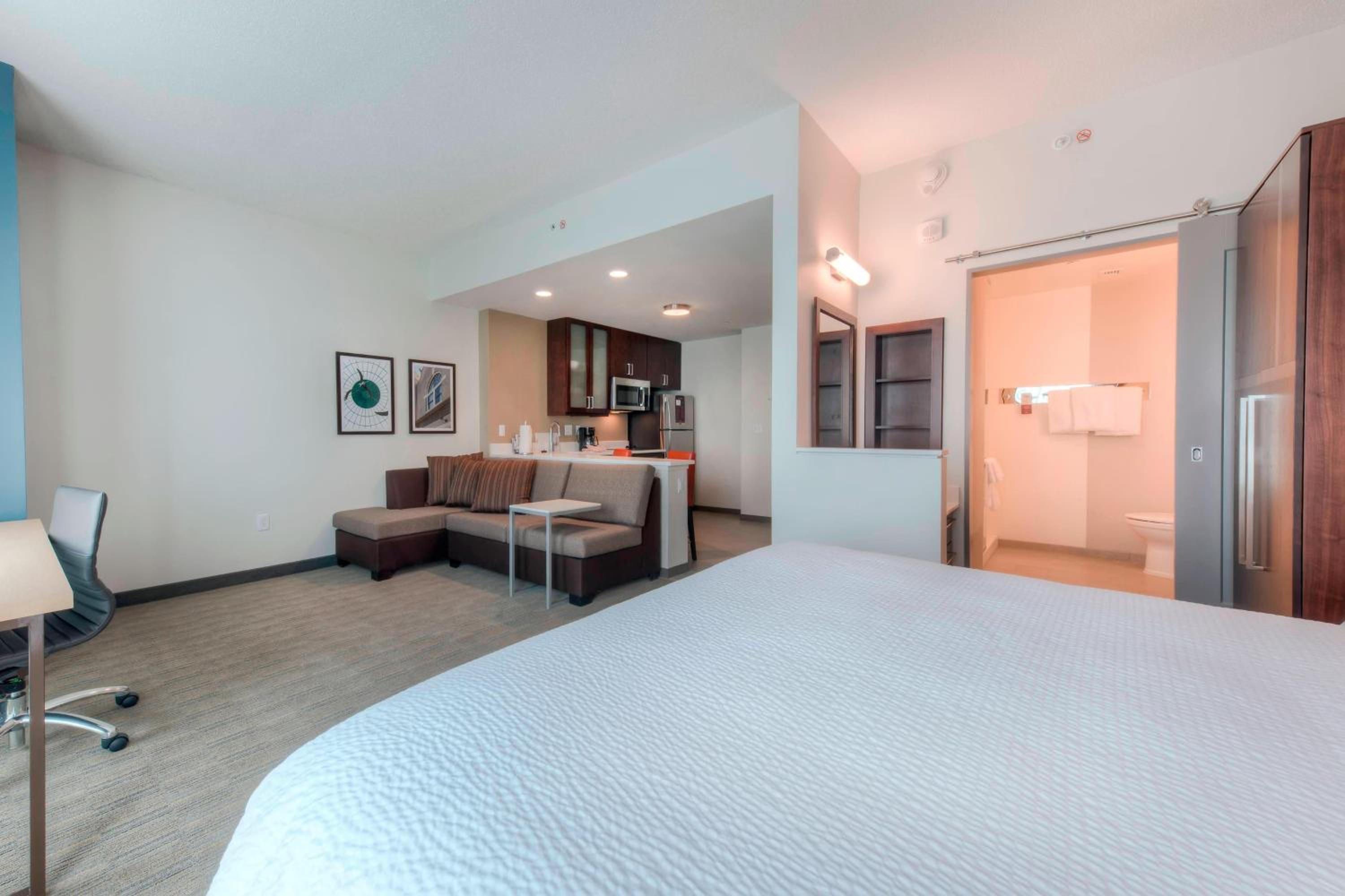 Studio King with Sofa Bed & Kitchen photo 3