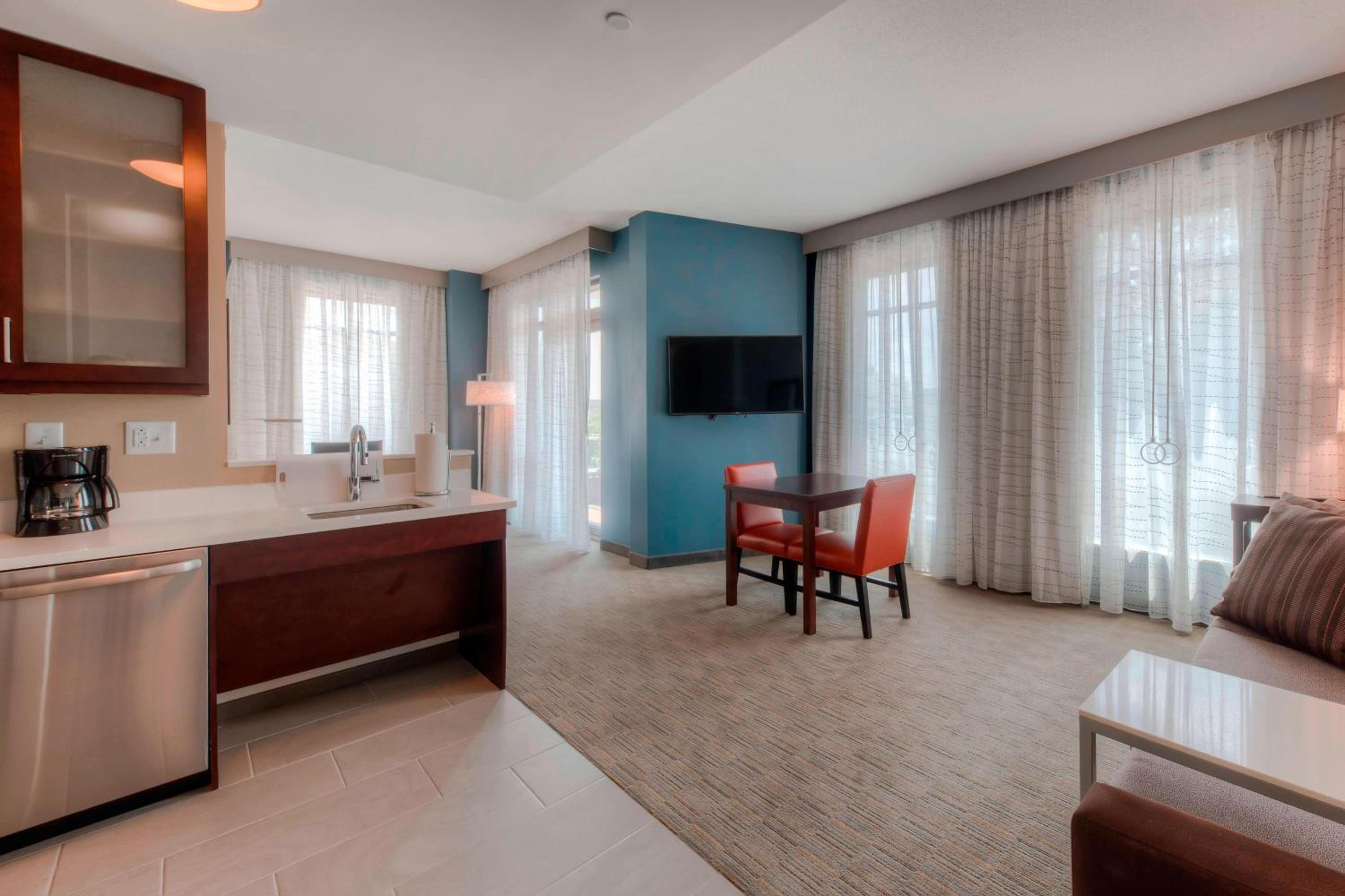 1 Bedroom Suite, 1 King, Sofa bed, Corner room, Balcony photo 3