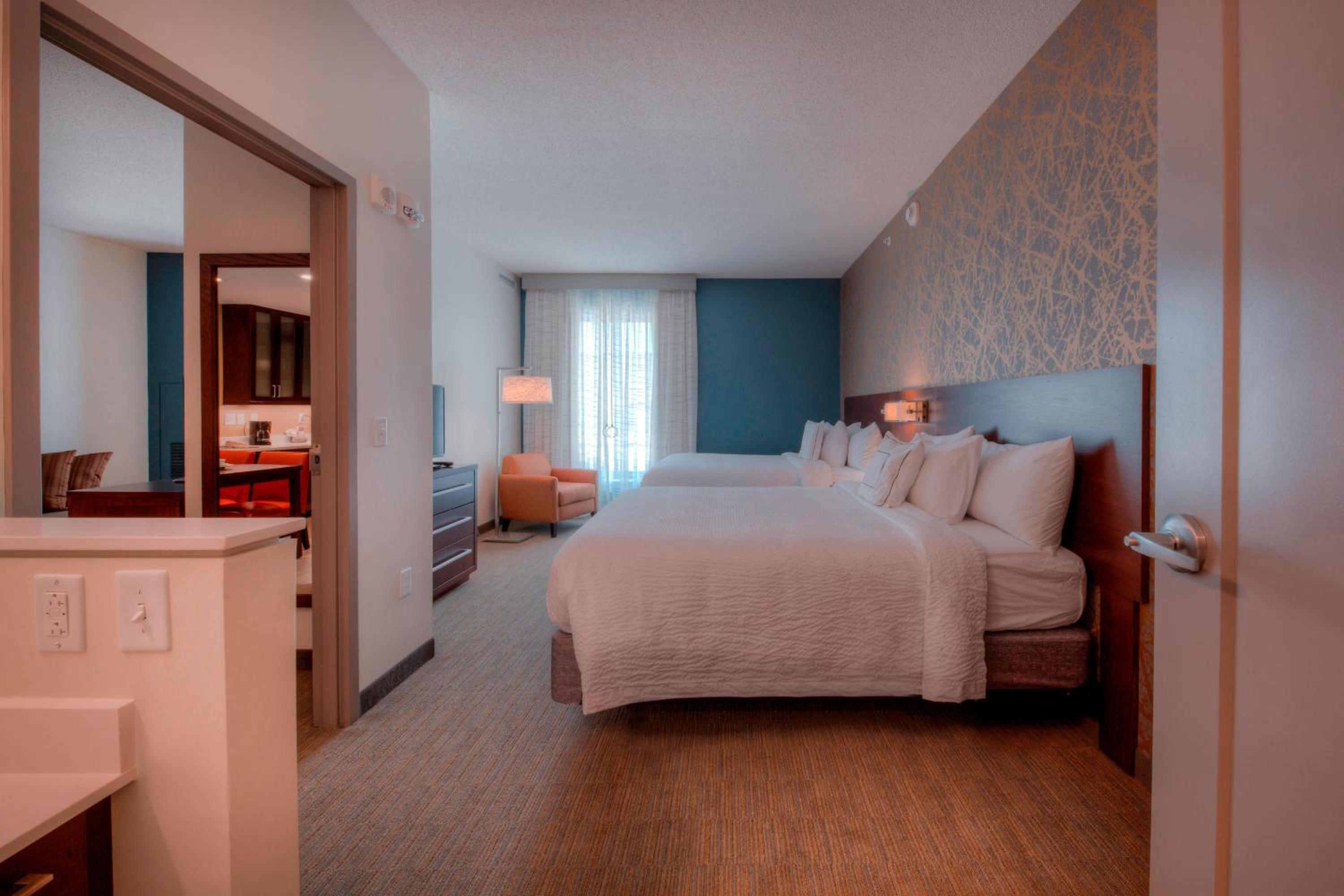 1 Bedroom Larger Suite, 2 Queen, Sofa bed photo 2