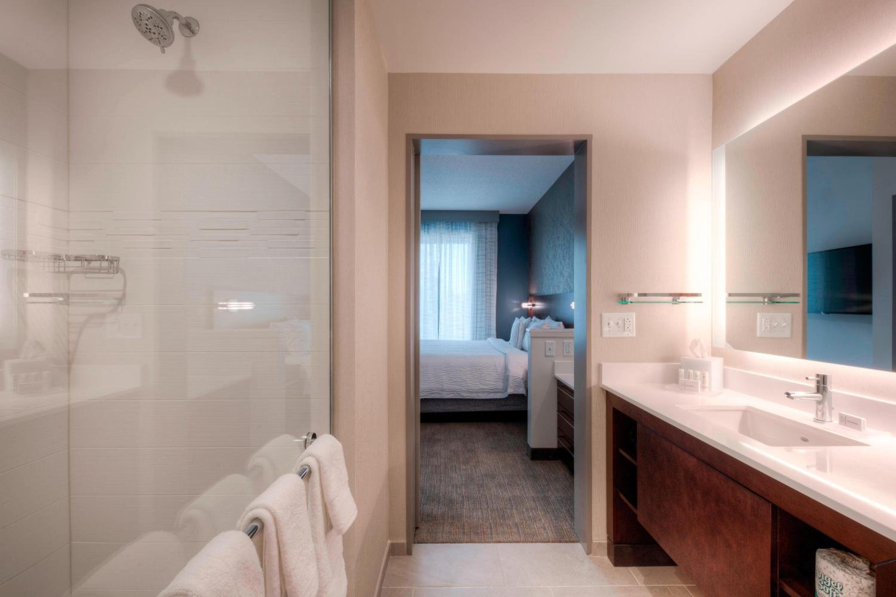 1 Bedroom Larger Suite, 1 King, Sofa bed, Corner room photo 2