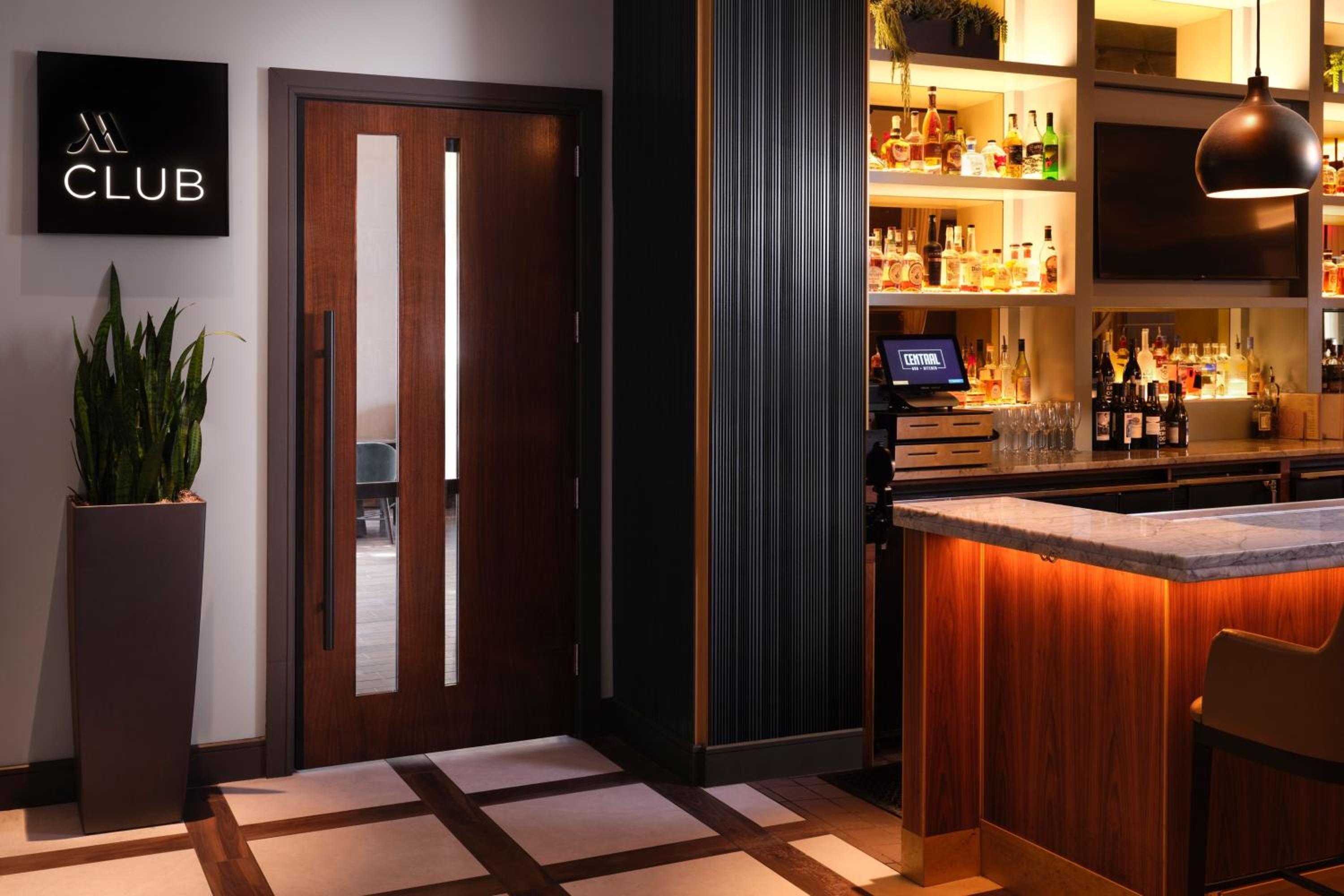 King Room with Club Lounge Access - Hearing Accessible/High Floor thumbnail 5