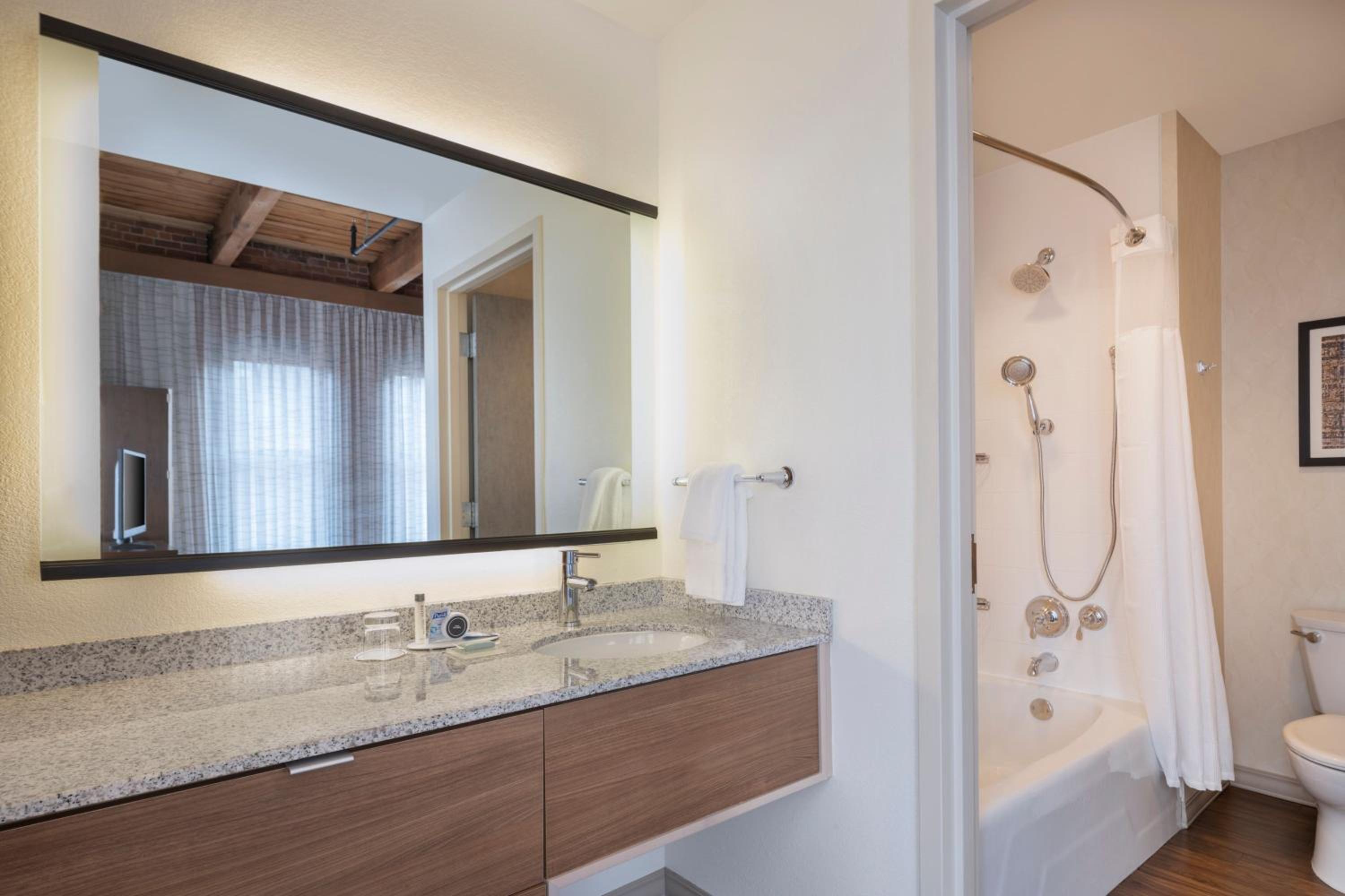 Large One-Bedroom Corner Suite