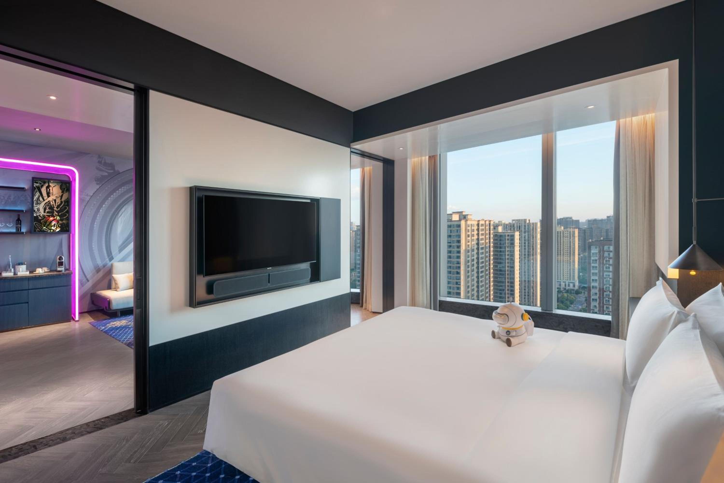 One-Bedroom Fantastic King Suite with City View