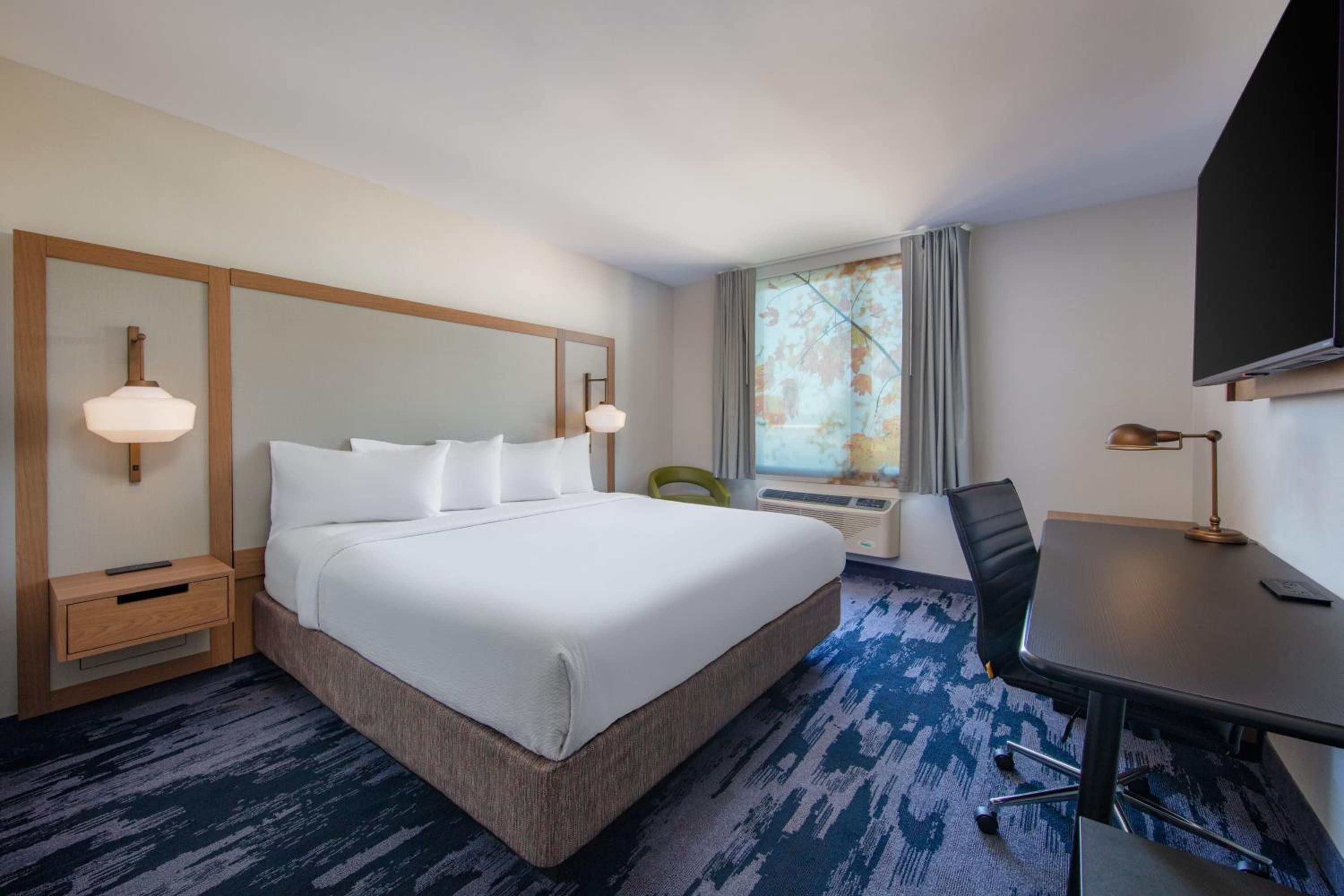 Guest Room, 1 King - Photo 1