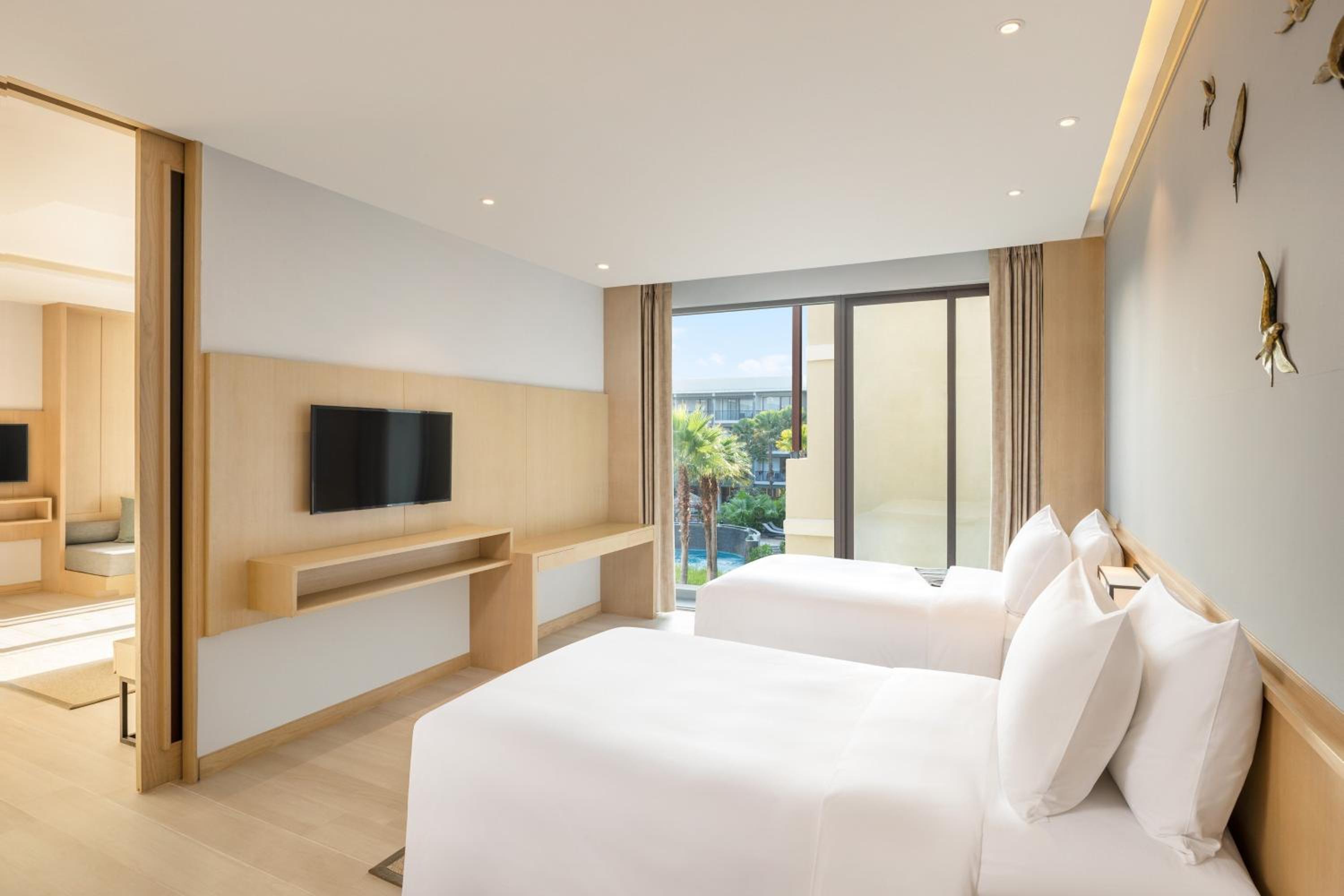 Two-Bedroom Family Room with One King Bed and Two Twin Beds with Pool View photo 2