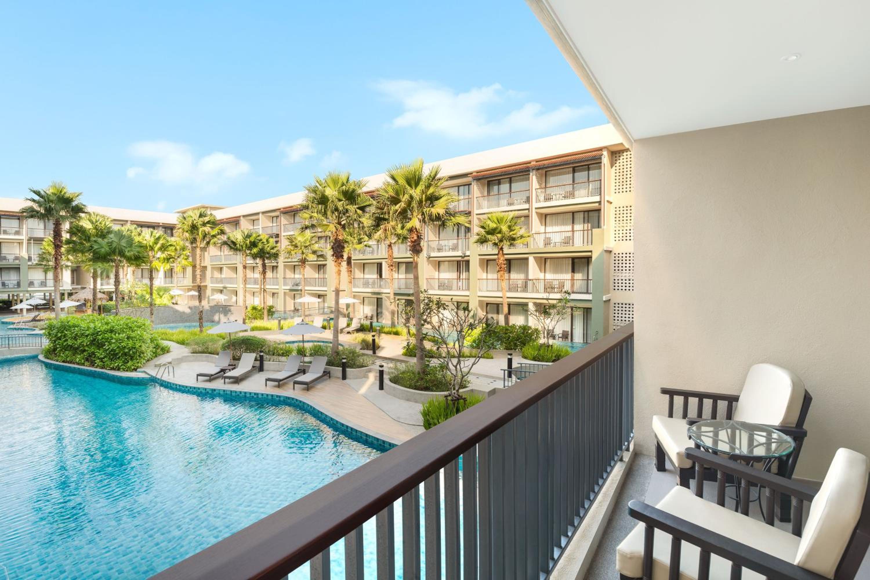 Two-Bedroom Family Room with One King Bed and Two Twin Beds with Pool View photo 3