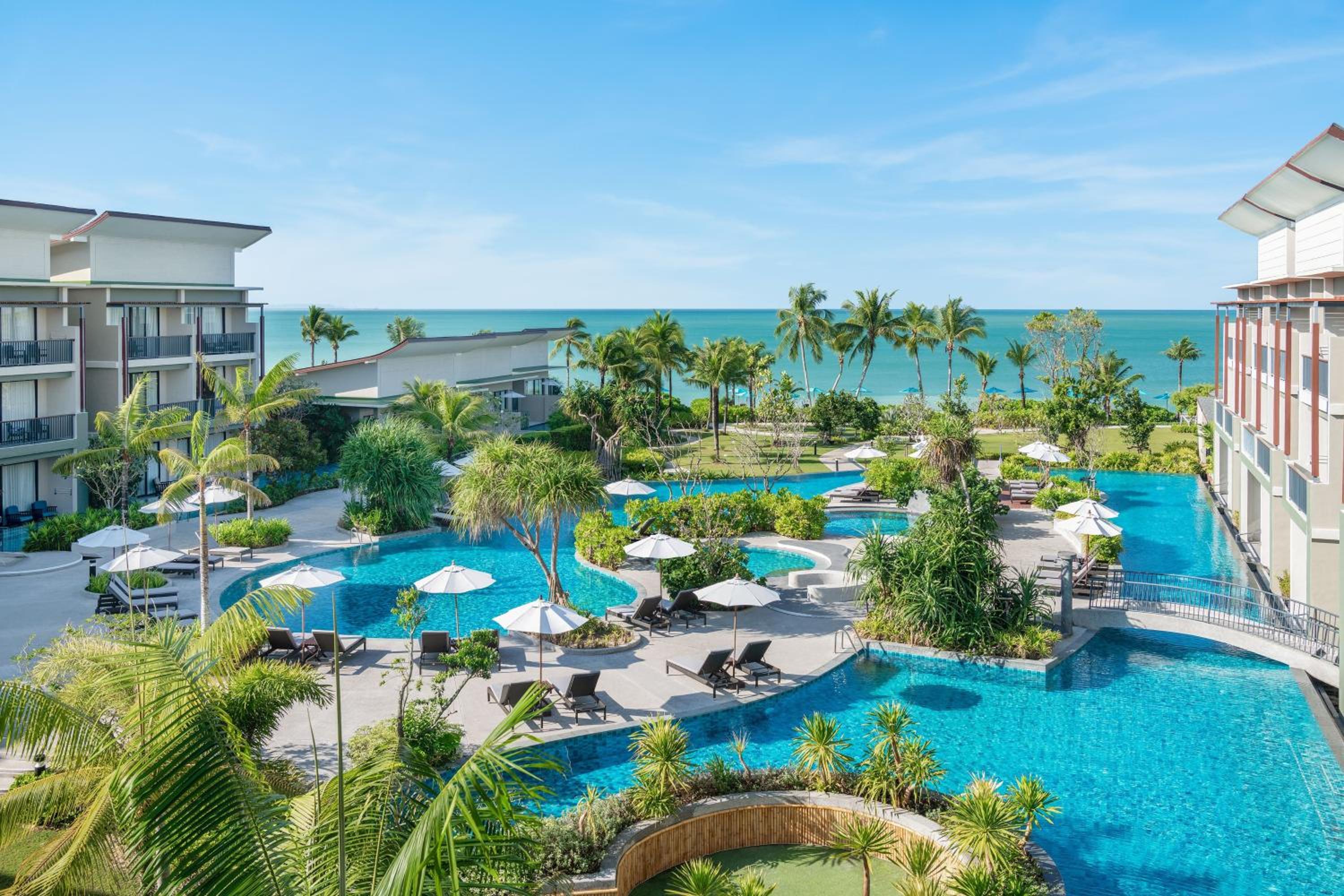 Large Twin Room with Pool View photo 2