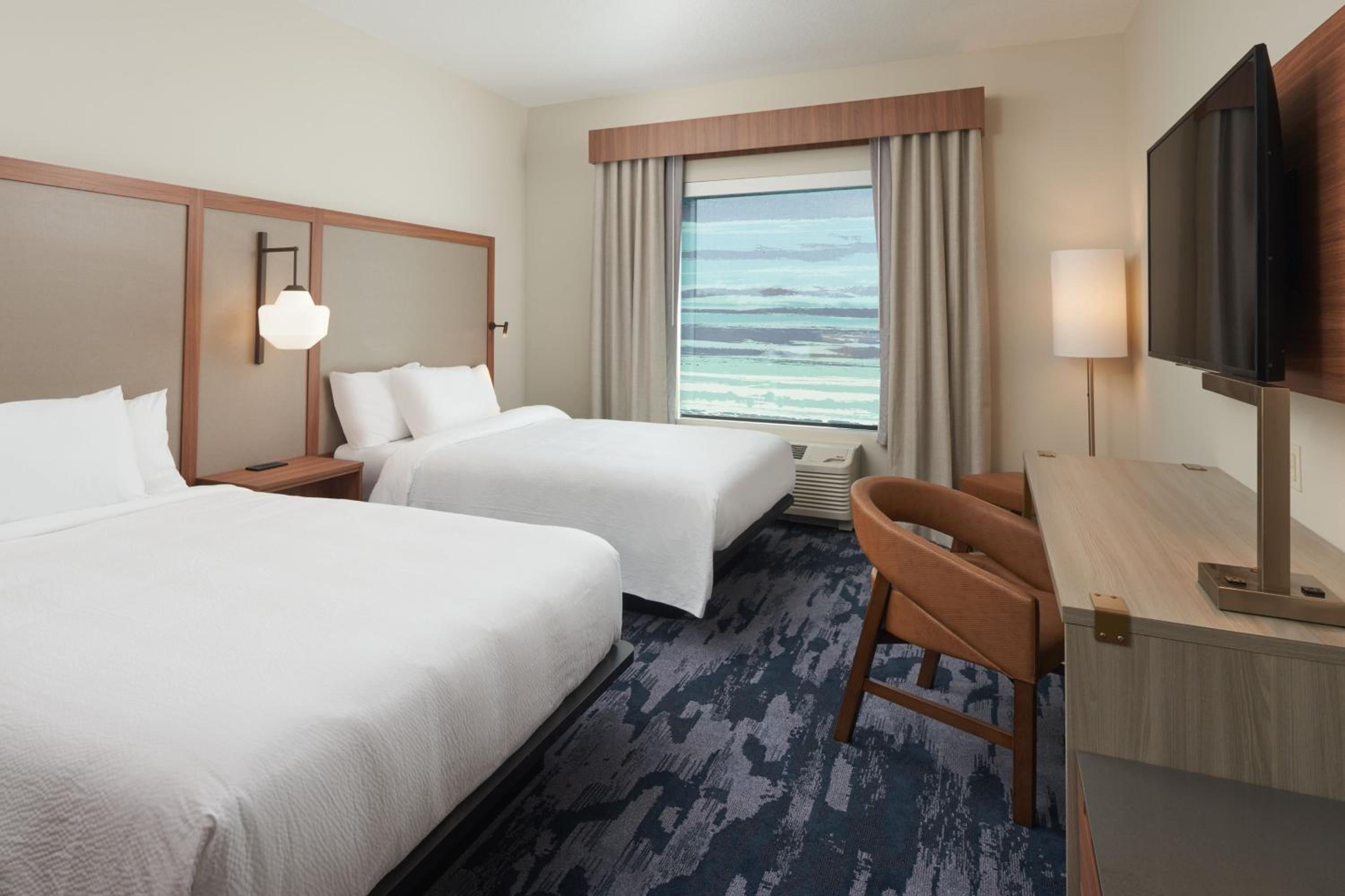 Standard Queen Room with Two Queen Beds - Photo 4