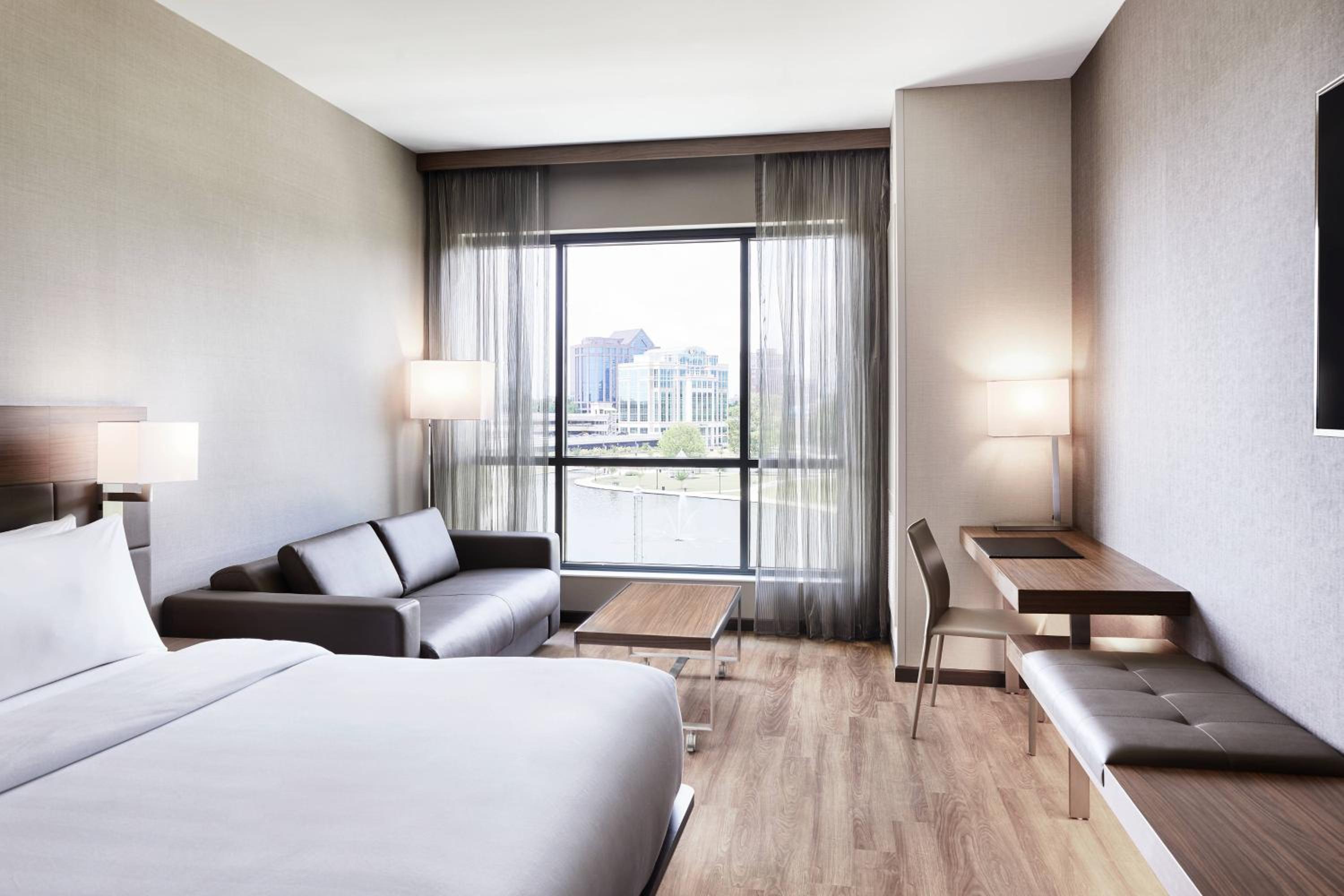 Guest room, 1 King, Sofa bed, City view - Photo 1