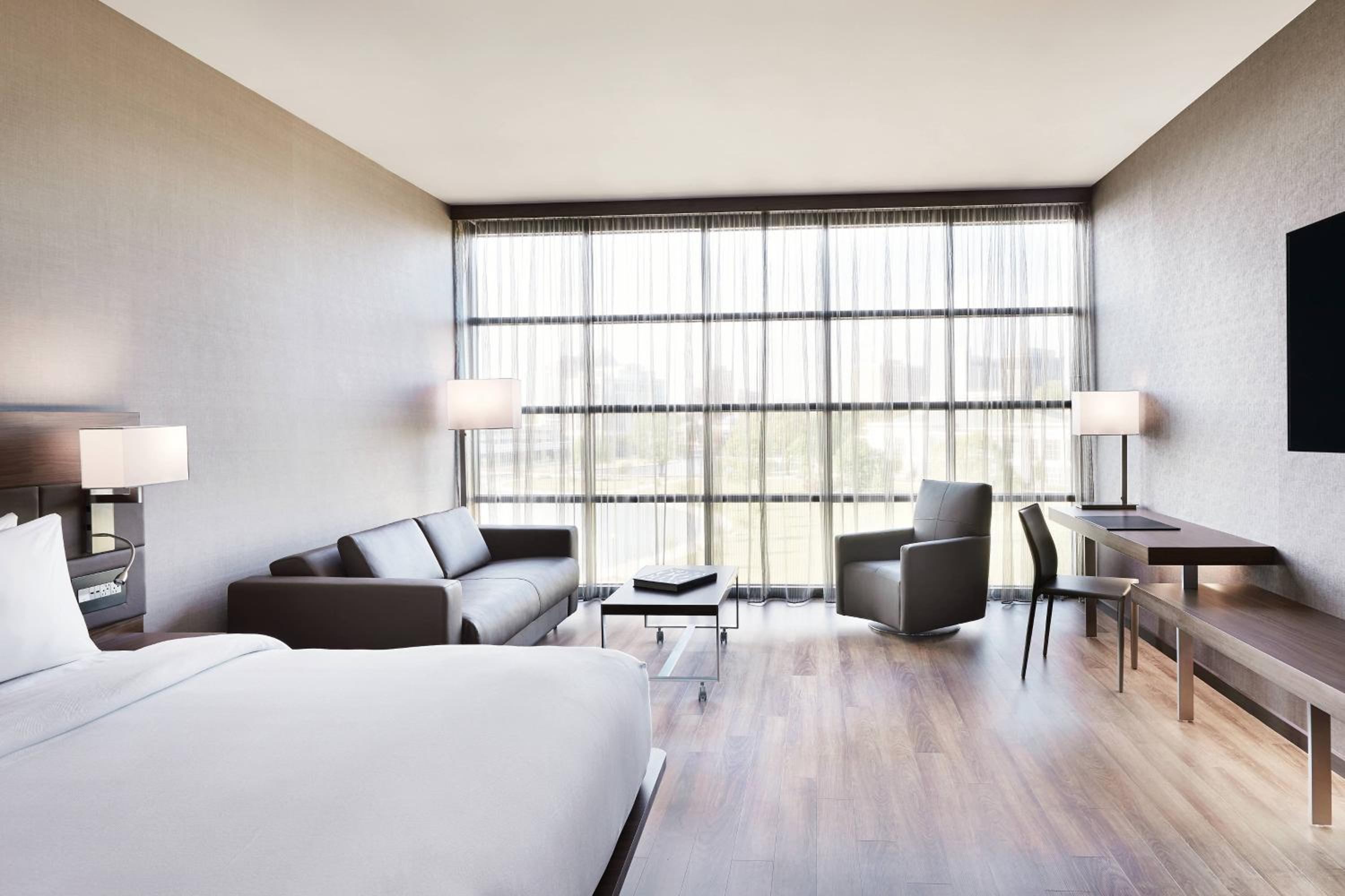 Guest room, 1 King, Sofa bed, City view - Photo 5