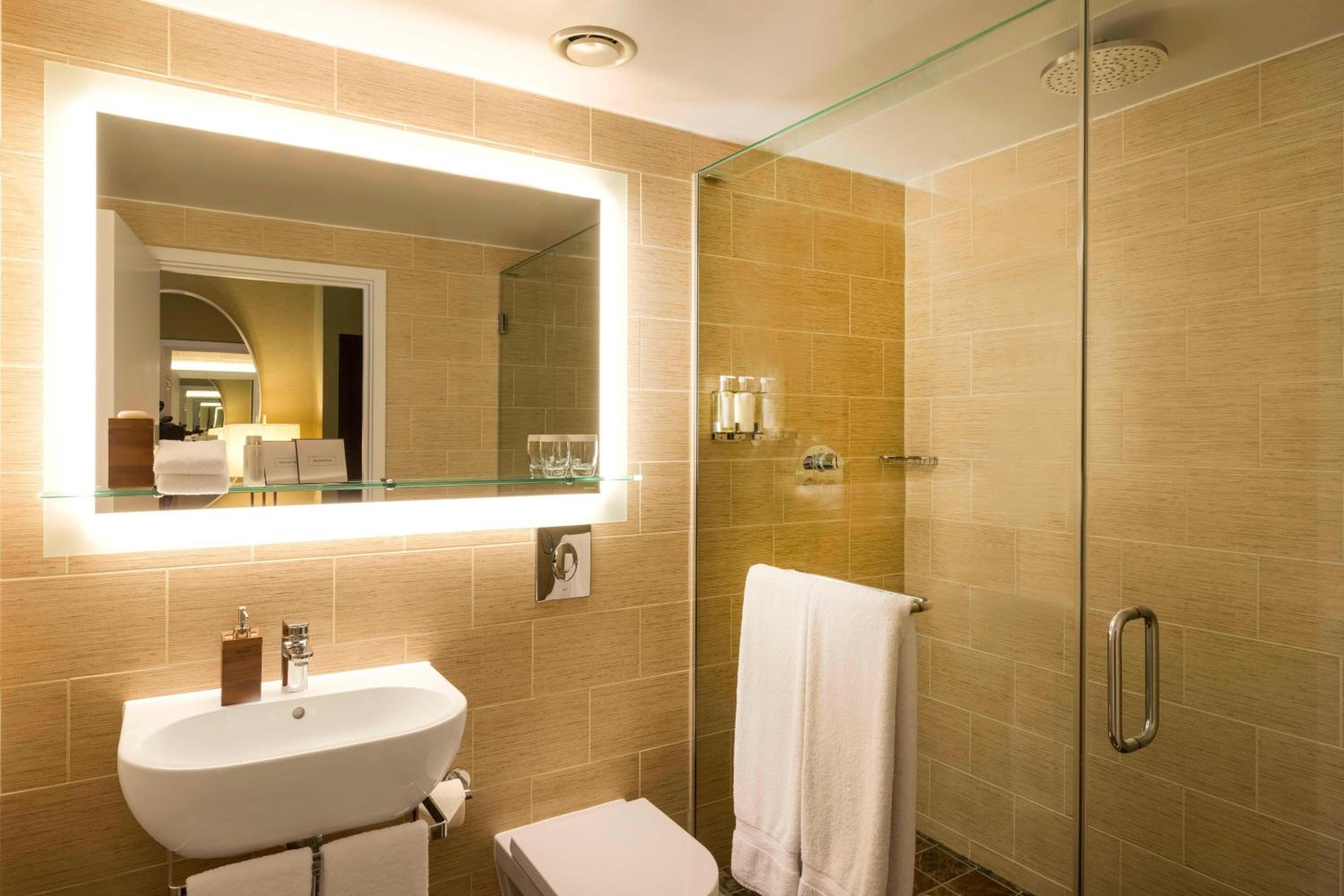 Deluxe, Guest room, 1 King photo 2
