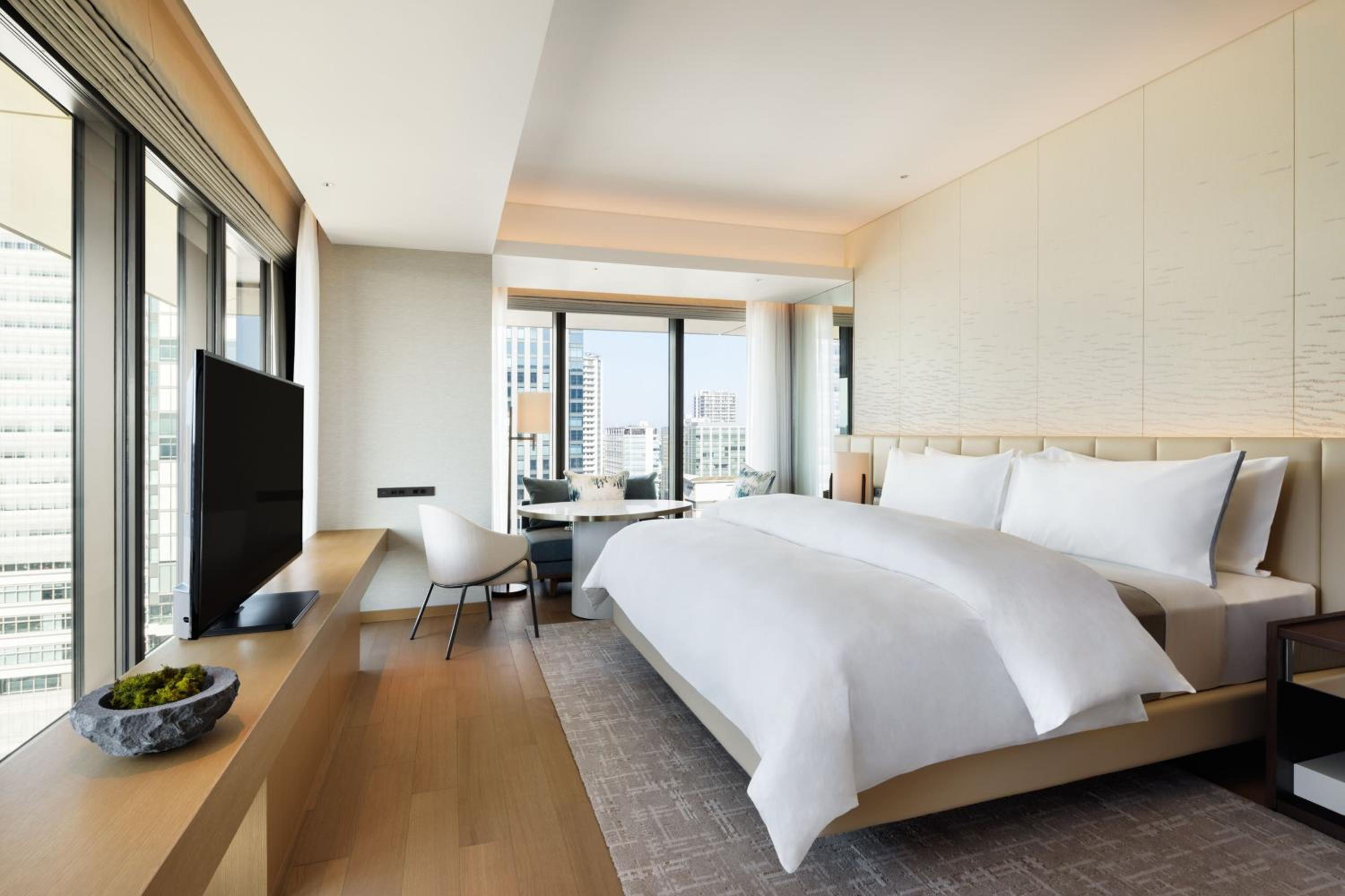 Corner King Room with City View