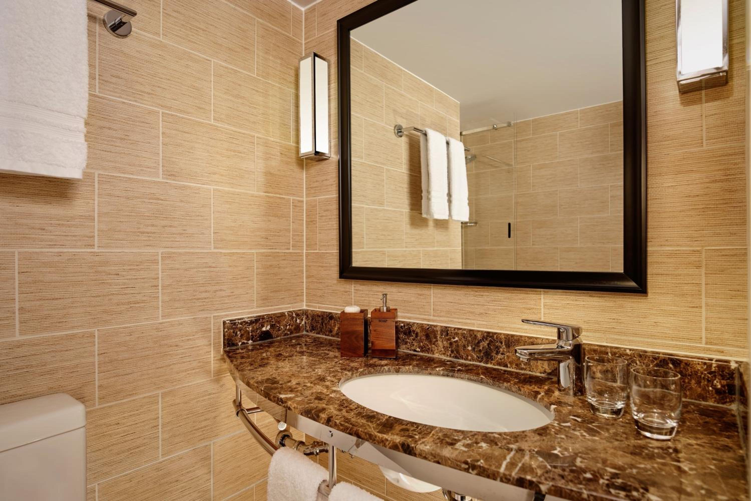 Executive, Larger Guest room, 1 King photo 2