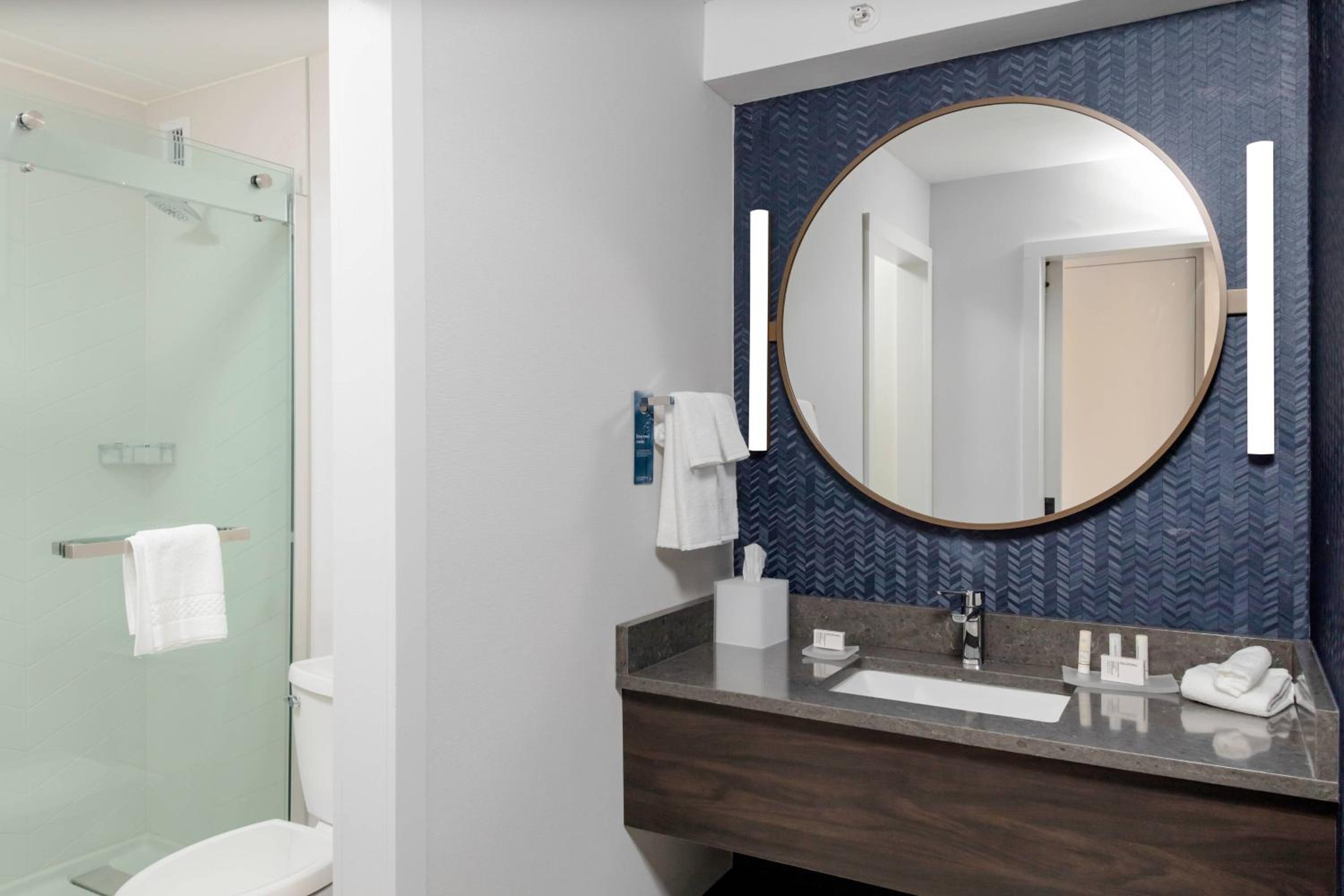 Larger Guest room, 1 King, Top floor