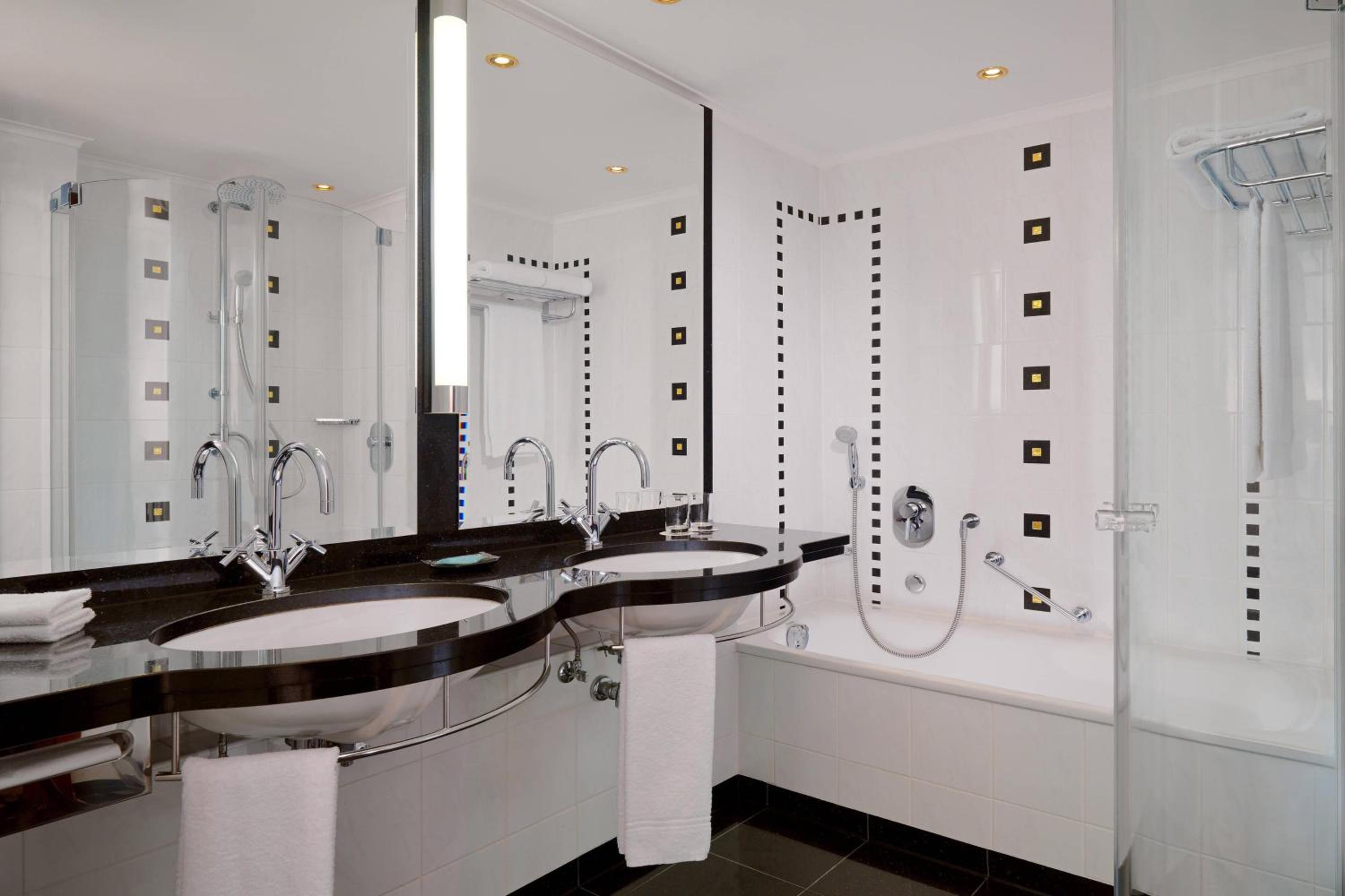 Deluxe King Room - Photo 3