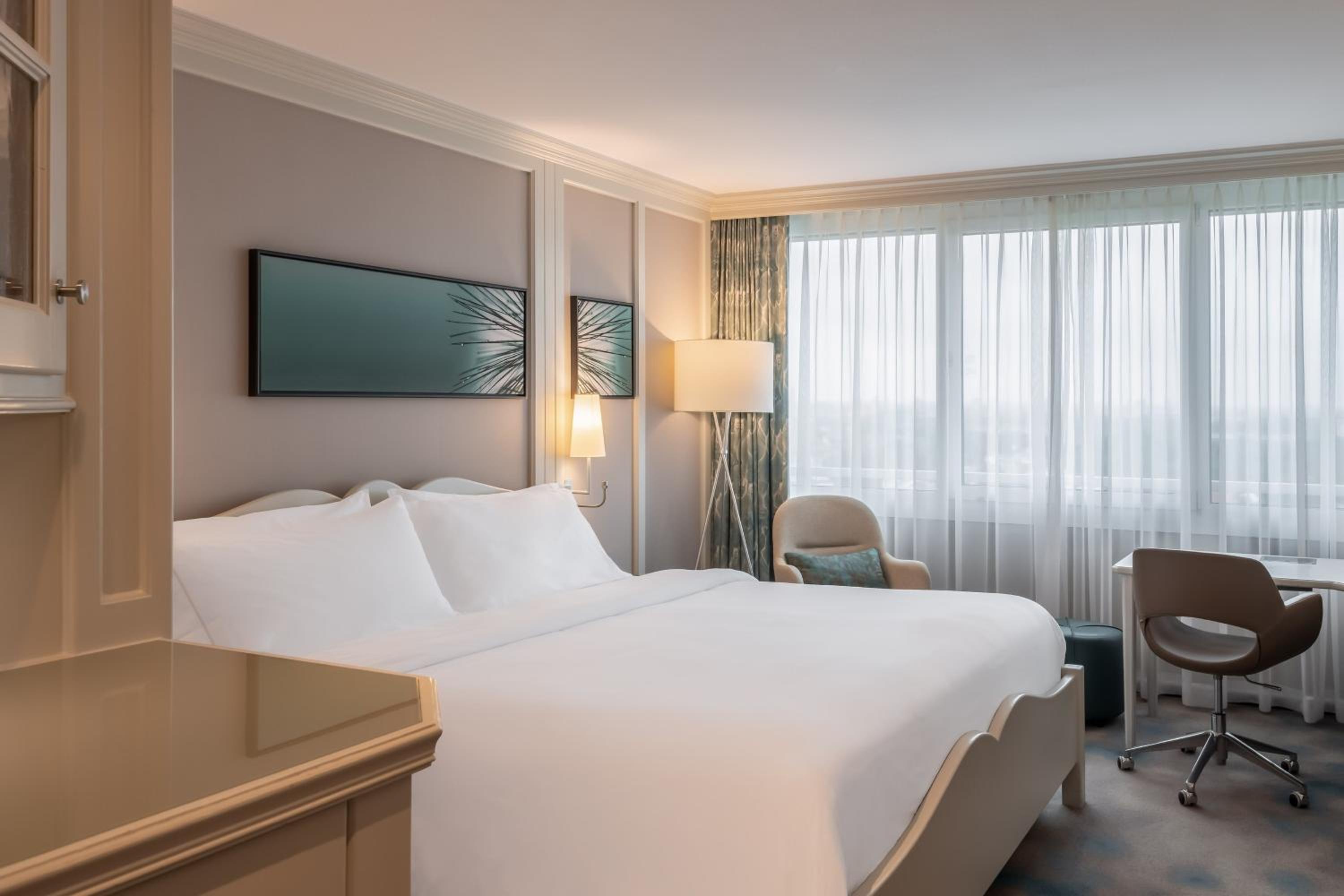 Junior Suite with Club Lounge Access