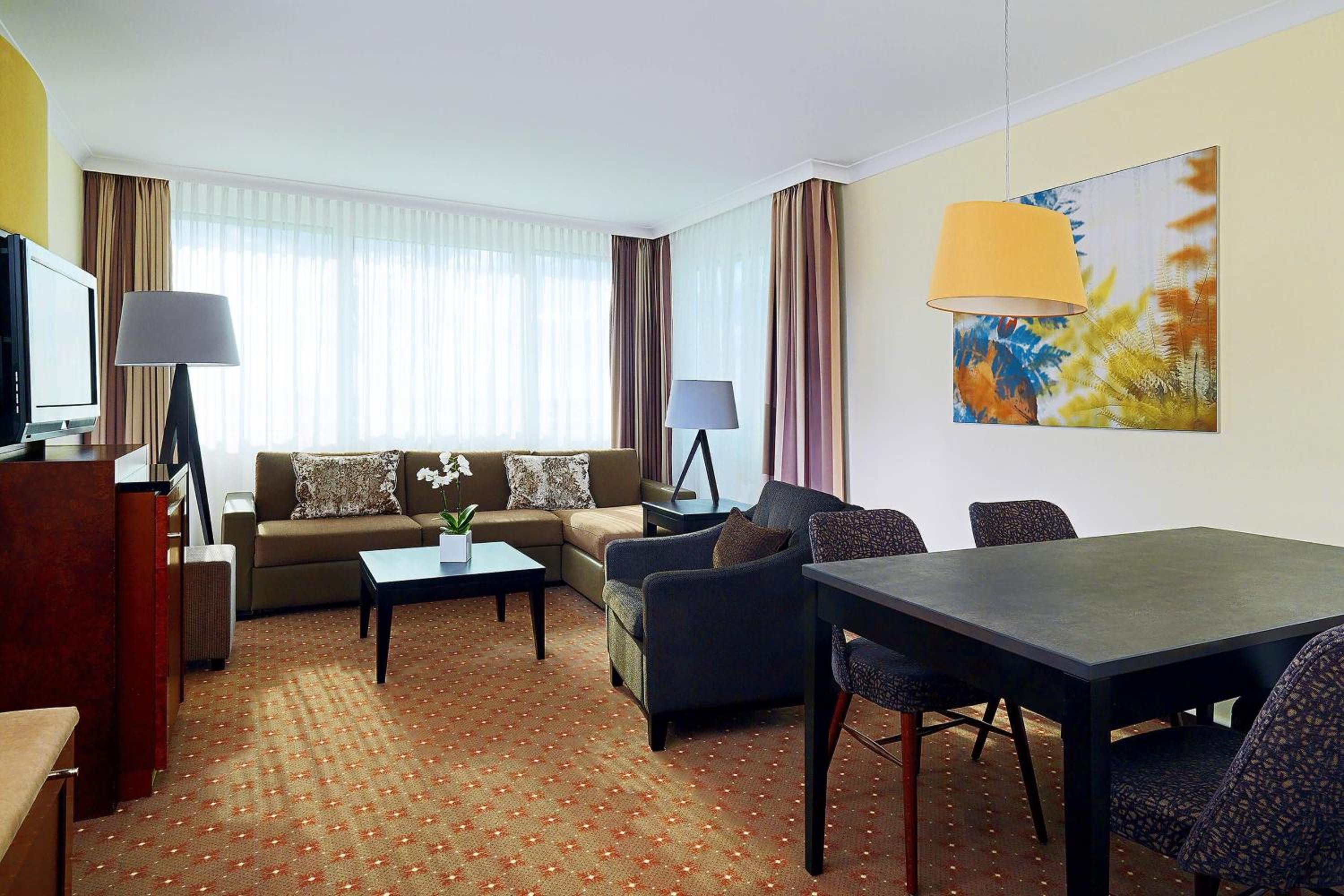 Junior Suite with Club Lounge Access thumbnail 5