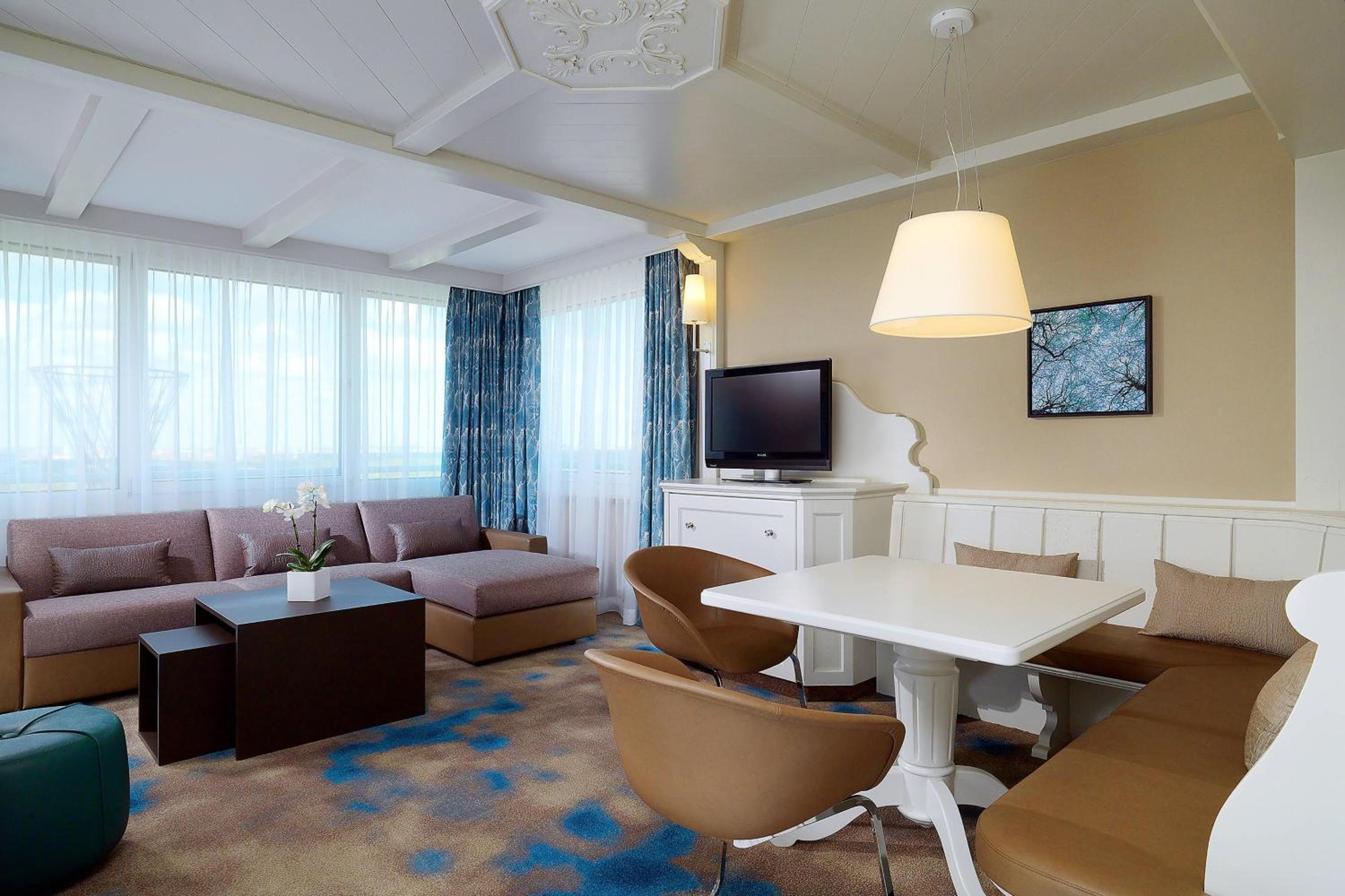 Junior Suite with Club Lounge Access thumbnail 6