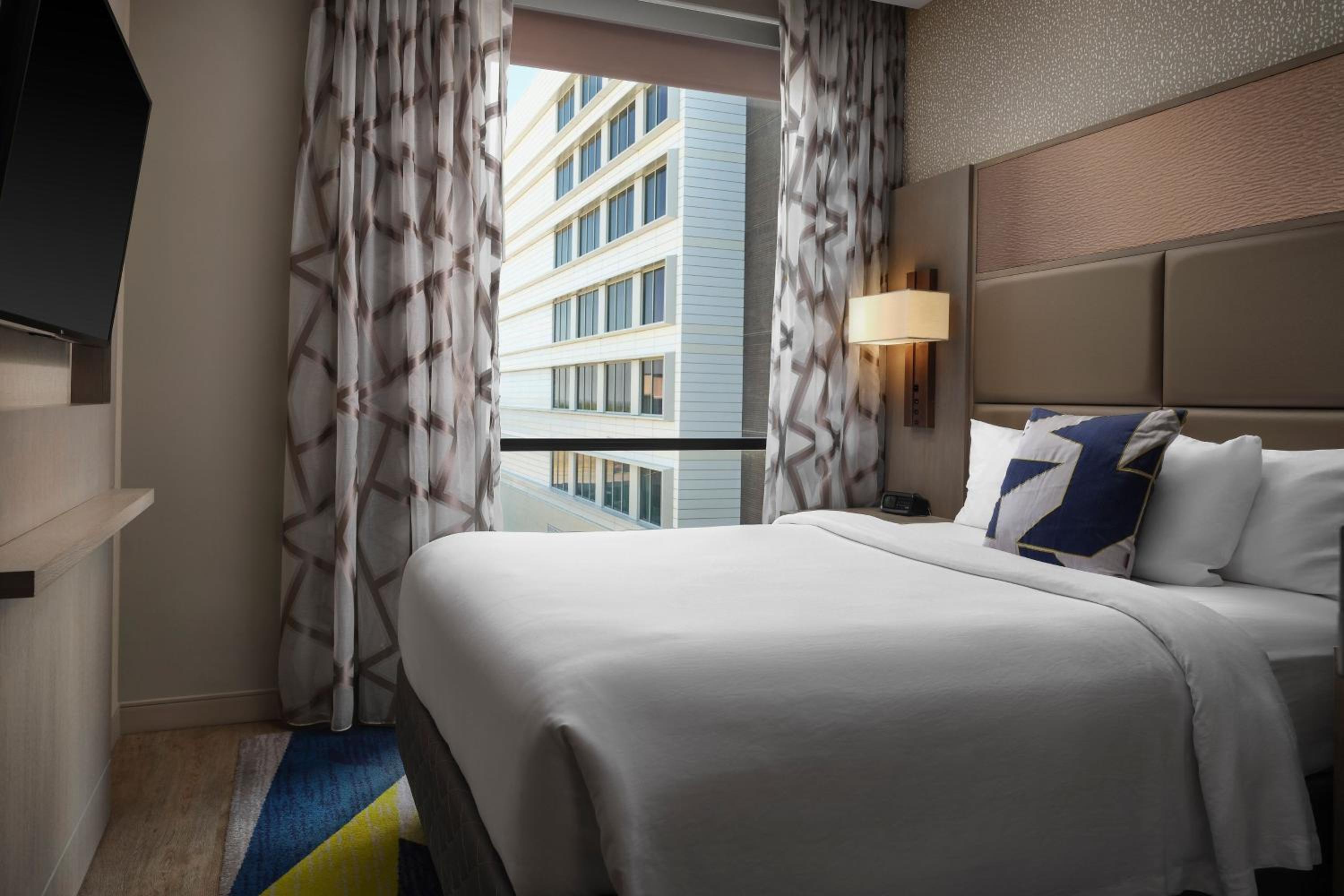 2 Bedroom Suite, Corner room - Photo 3