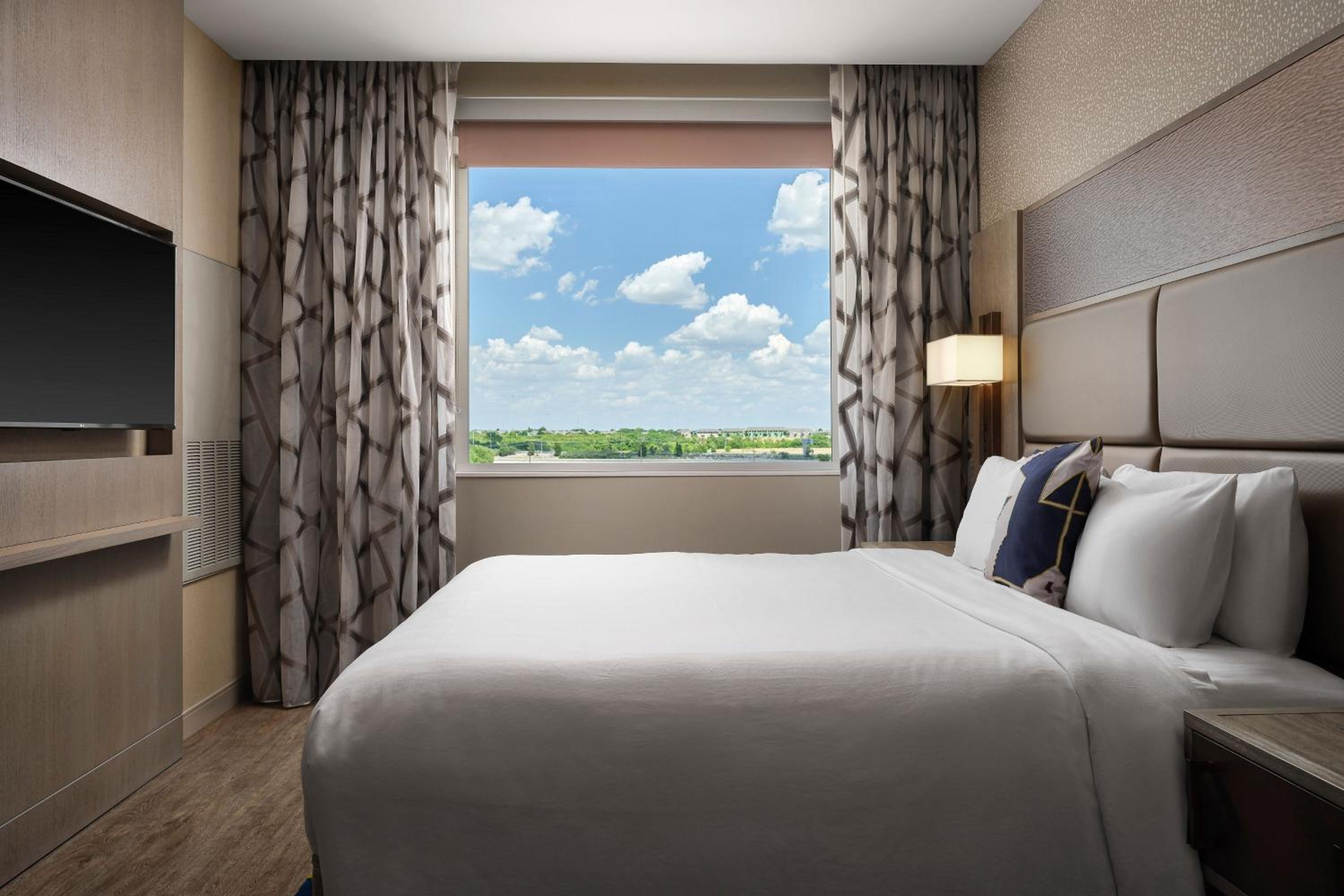 1 Bedroom Suite, 1 King, Sofa bed - Photo 1