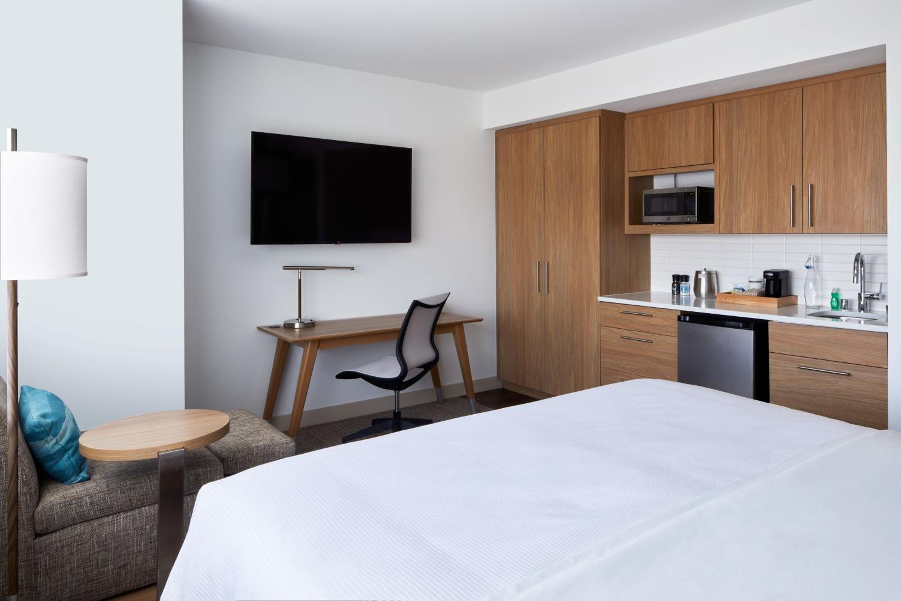 Standard King Room - Photo 6
