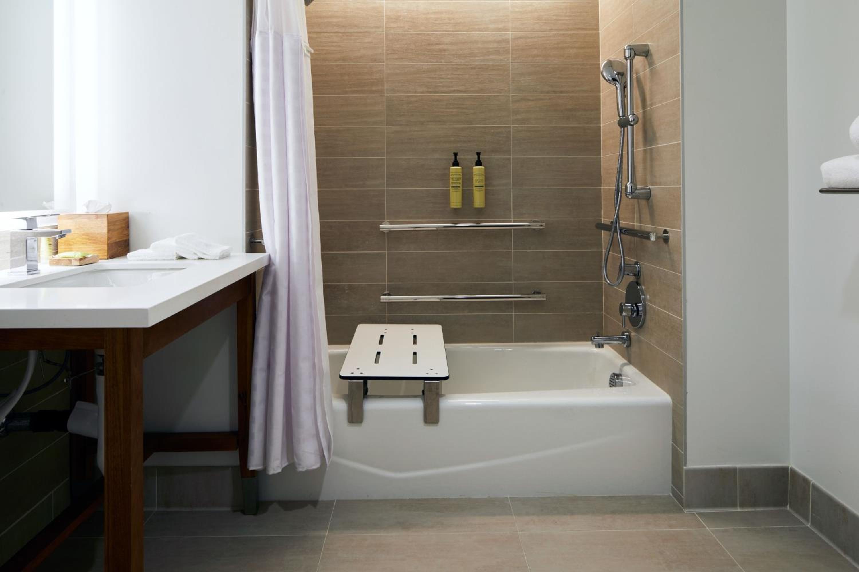 Standard King Room - Photo 5