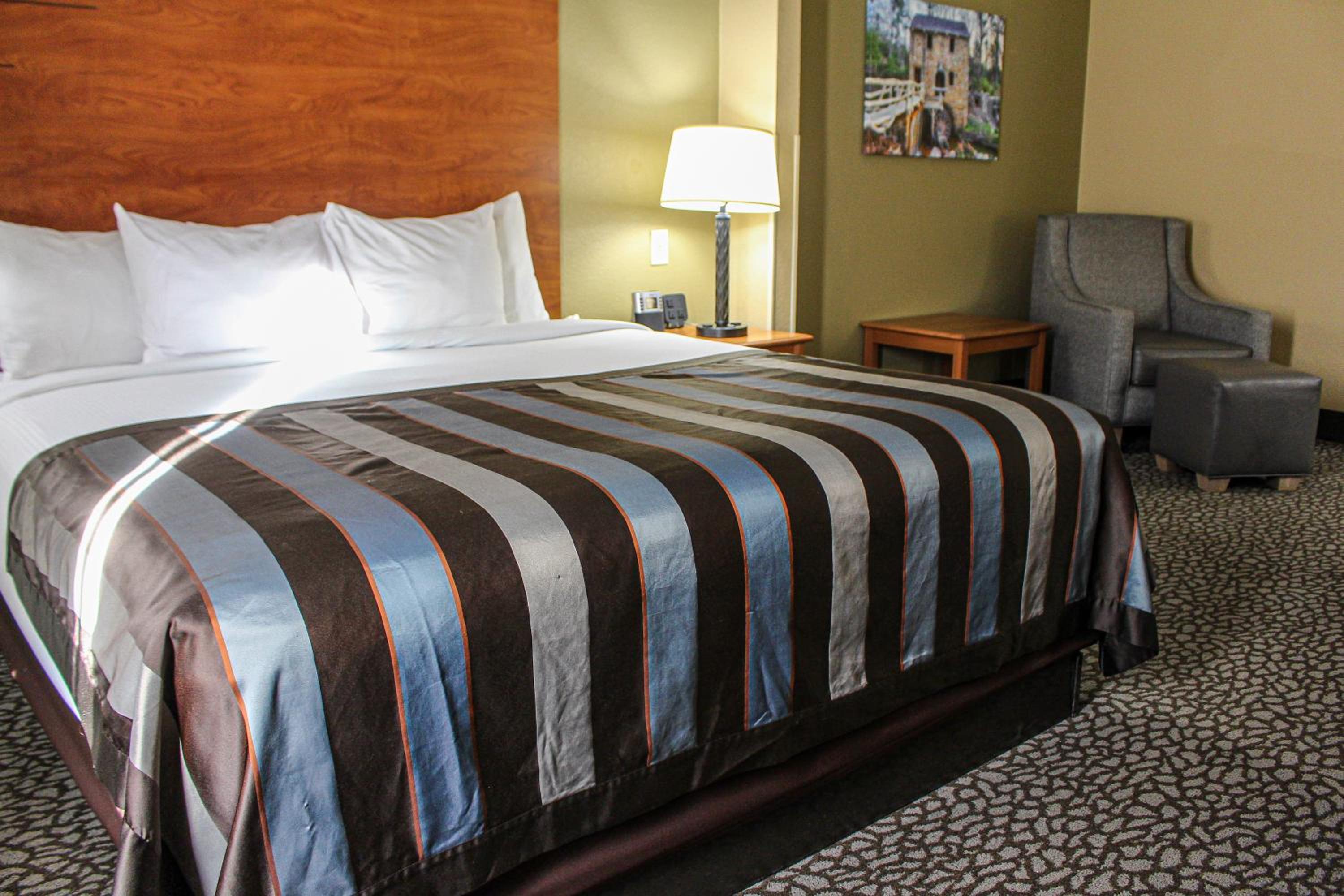 King Room - Non-Smoking - Photo 2