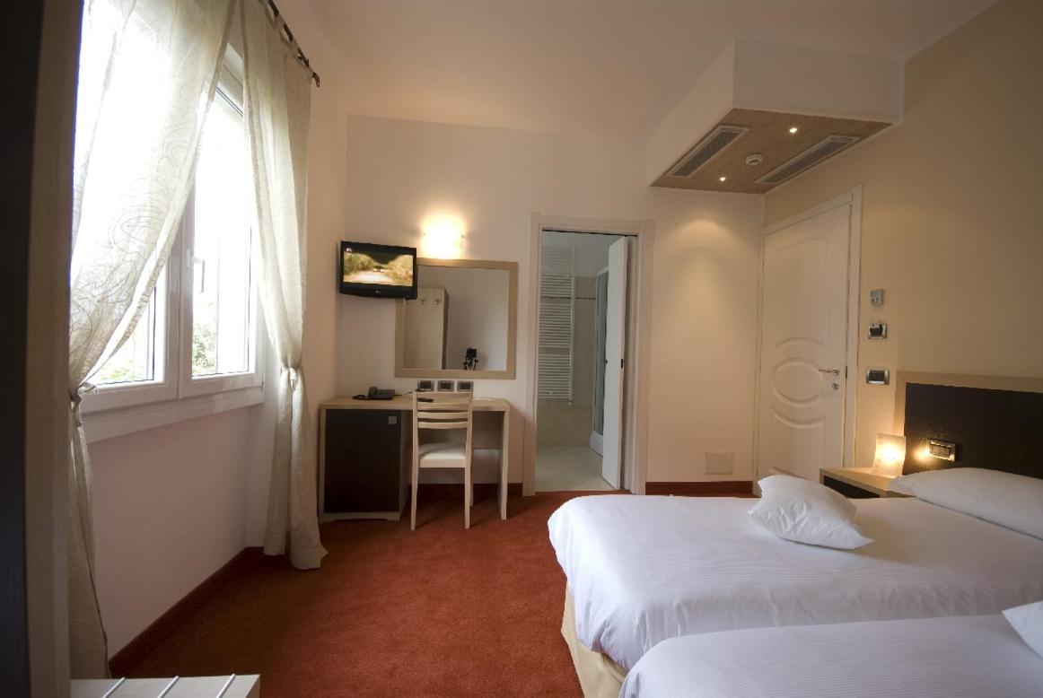Double or Twin Room - Photo 9