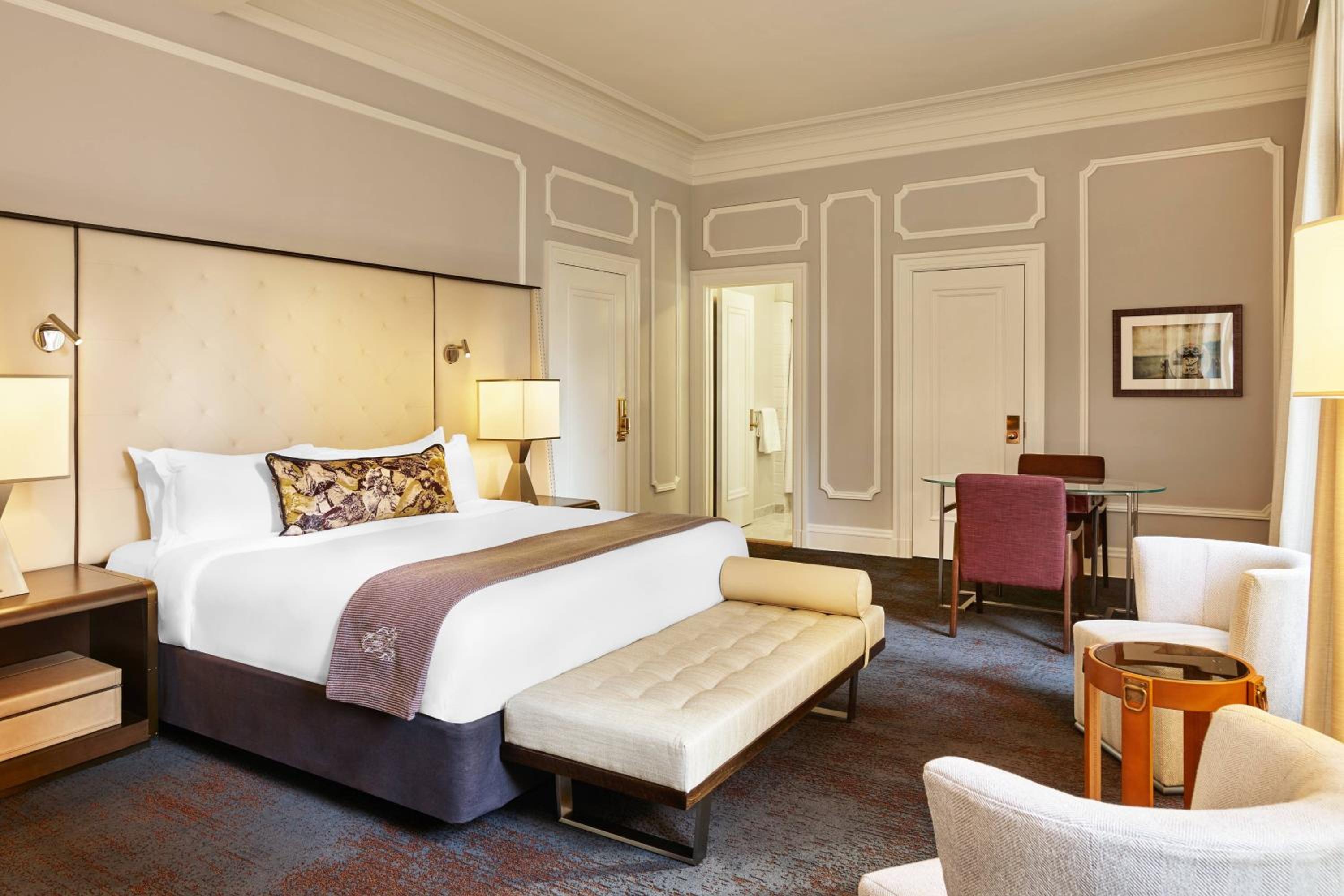 Grand Deluxe Room, Larger Guest room, 1 King, City view - Photo 1