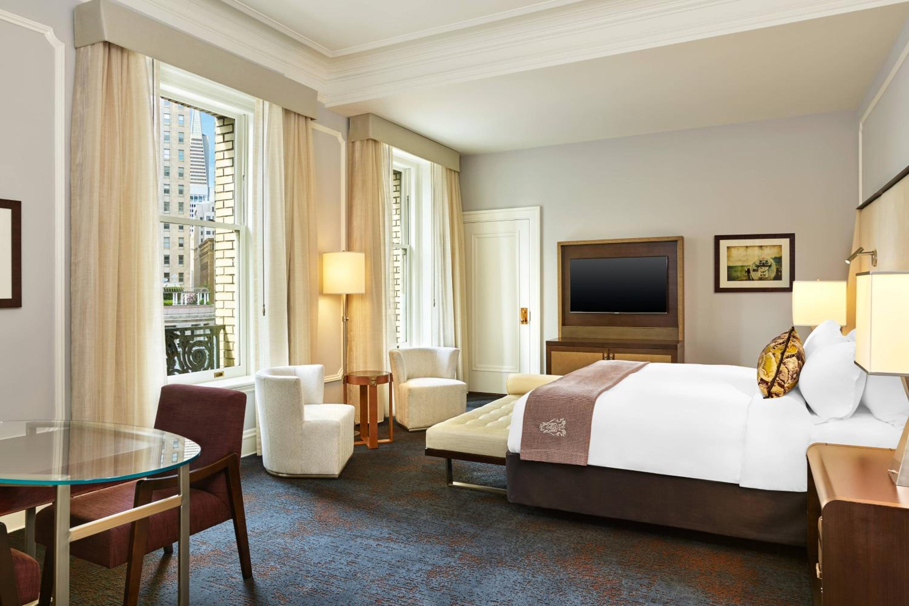 Grand Deluxe Room, Larger Guest room, 1 King, City view - Photo 3