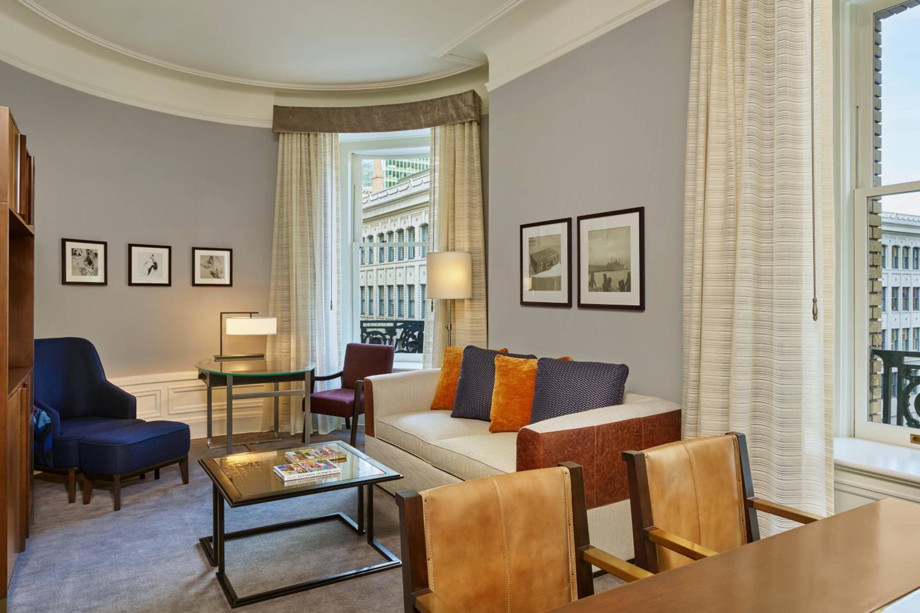 Deluxe Suite, 1 Bedroom 2 room Suite, 1 King, Sofa bed - Photo 3