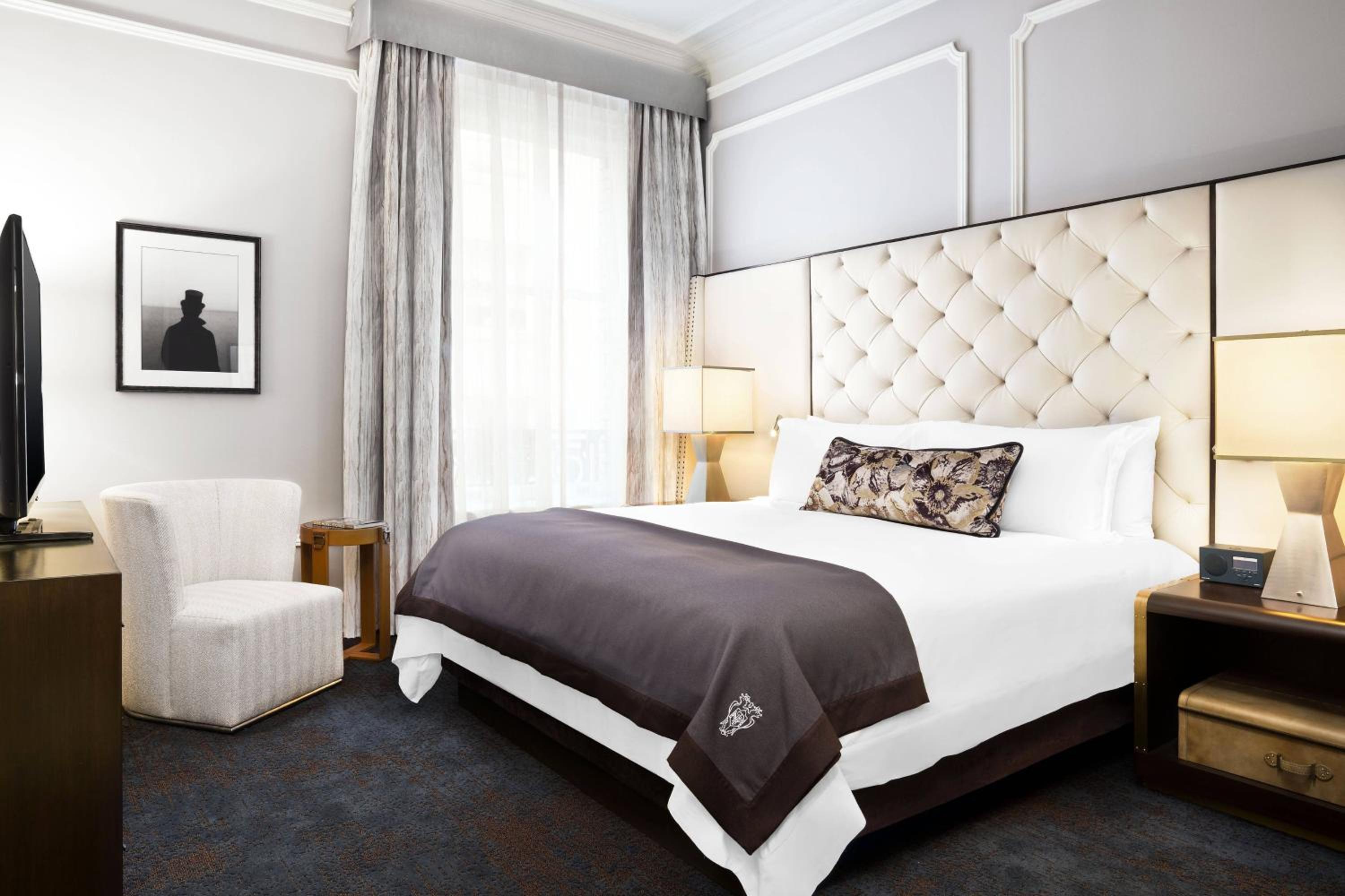Superior Suite, 1 Bedroom 2 room Suite, 1 King, Sofa bed - Photo 1