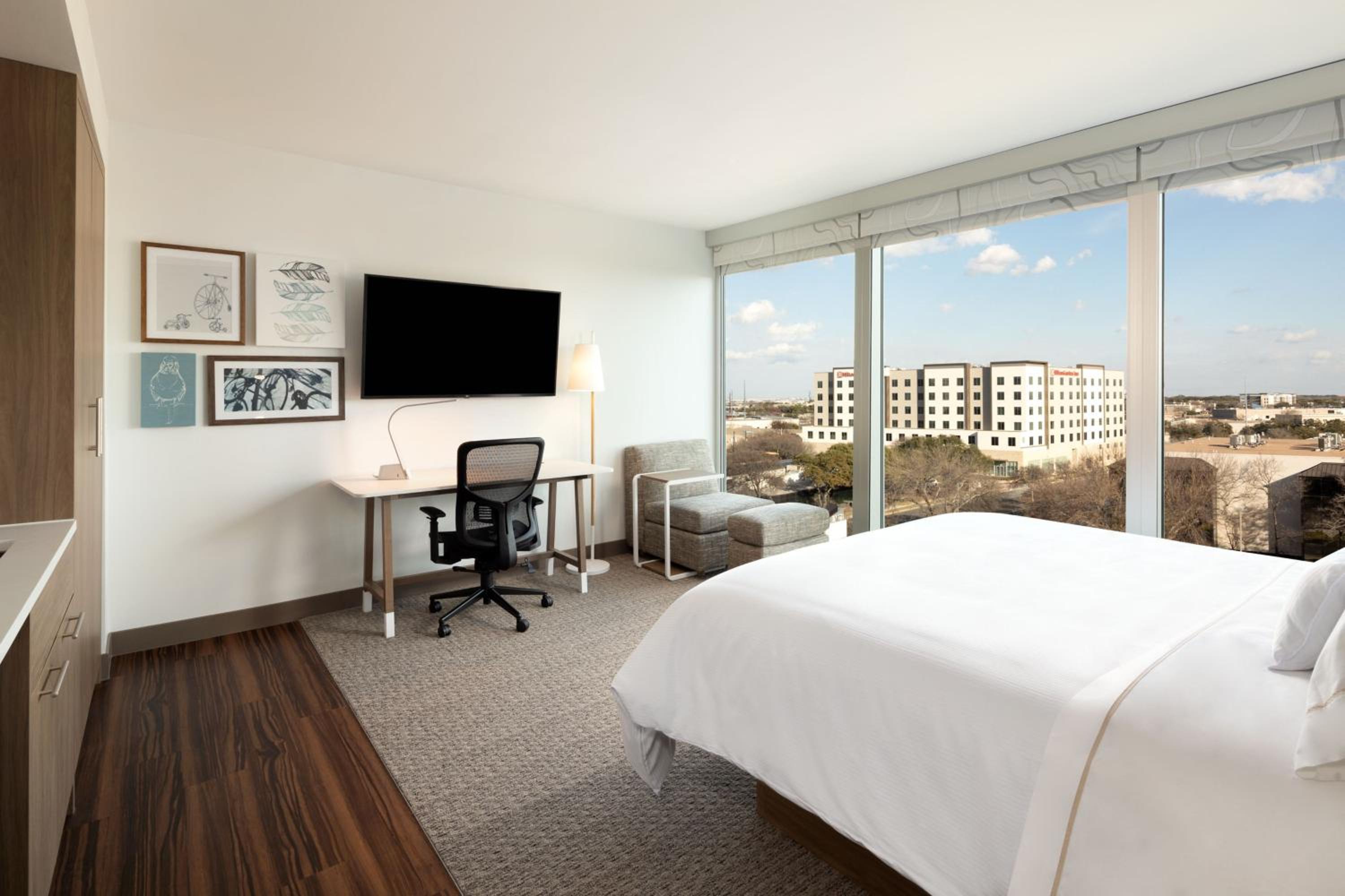 Upgraded Standard King Room - Photo 4