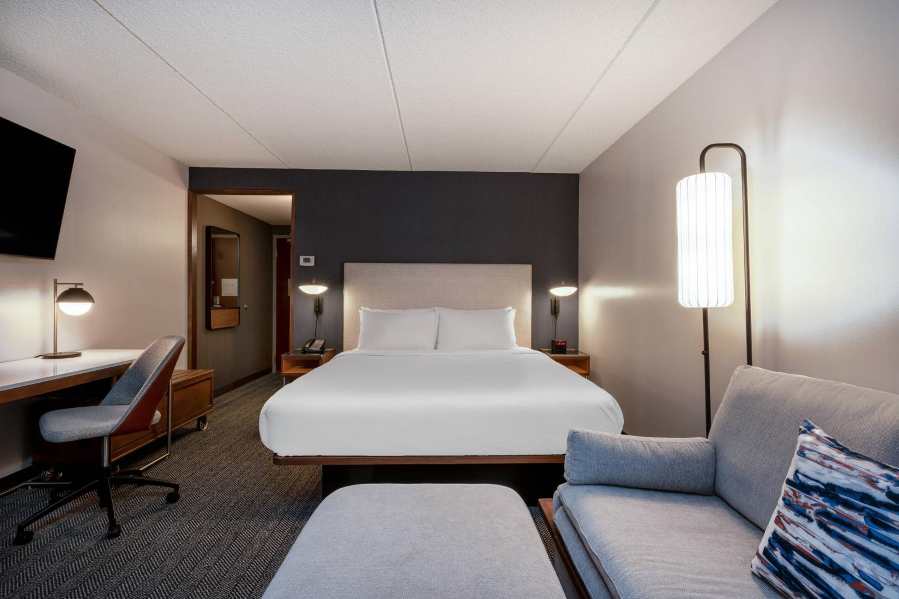 King Room with Sofa Bed - Photo 7